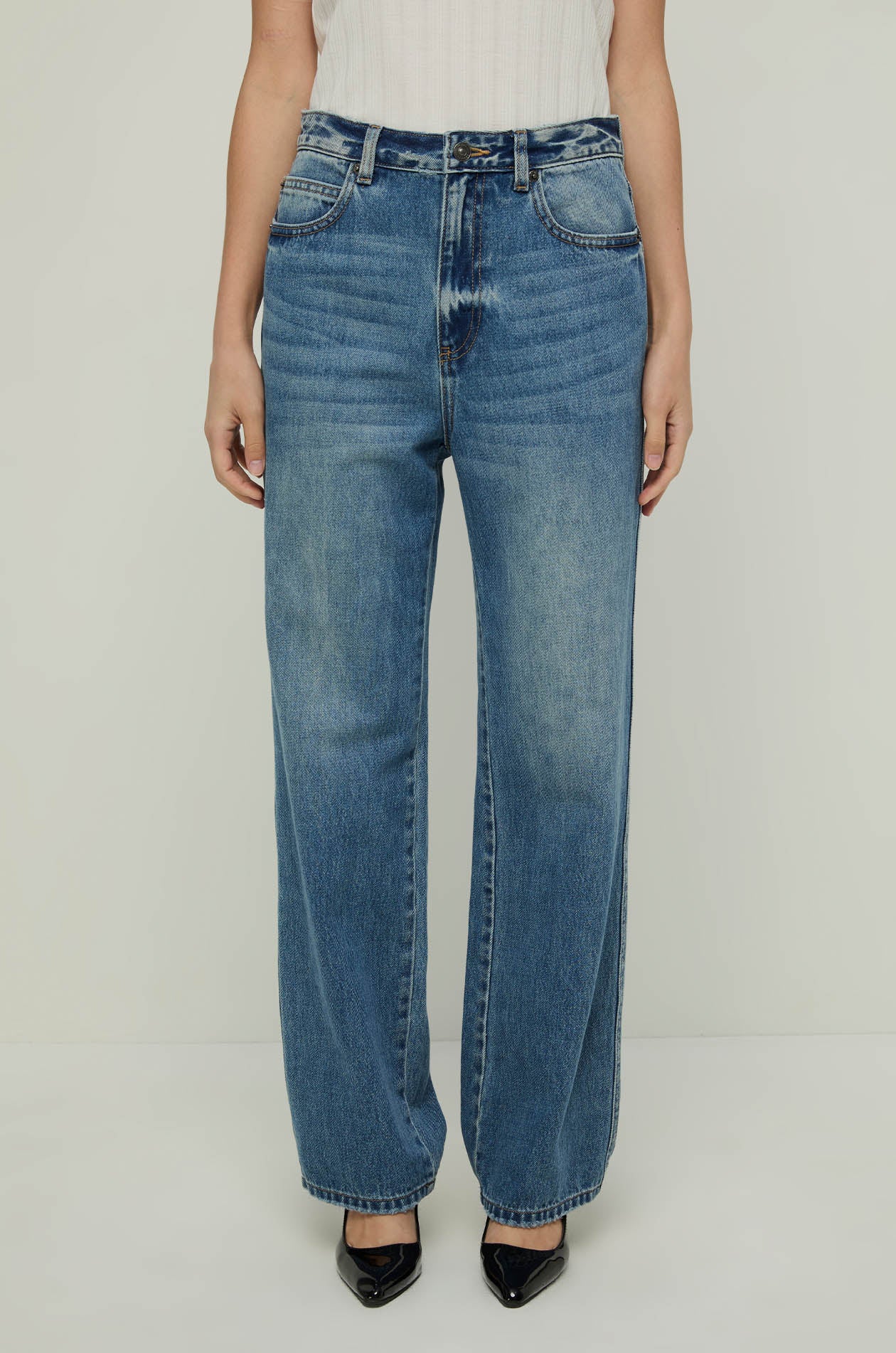 MID-RISE STRAIGHT LEG JEANS
