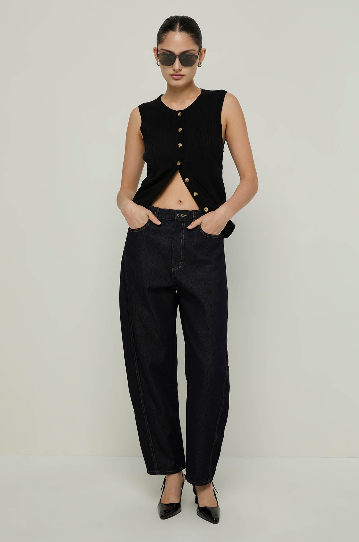 HIGH-RISE CURVED LEG JEANS