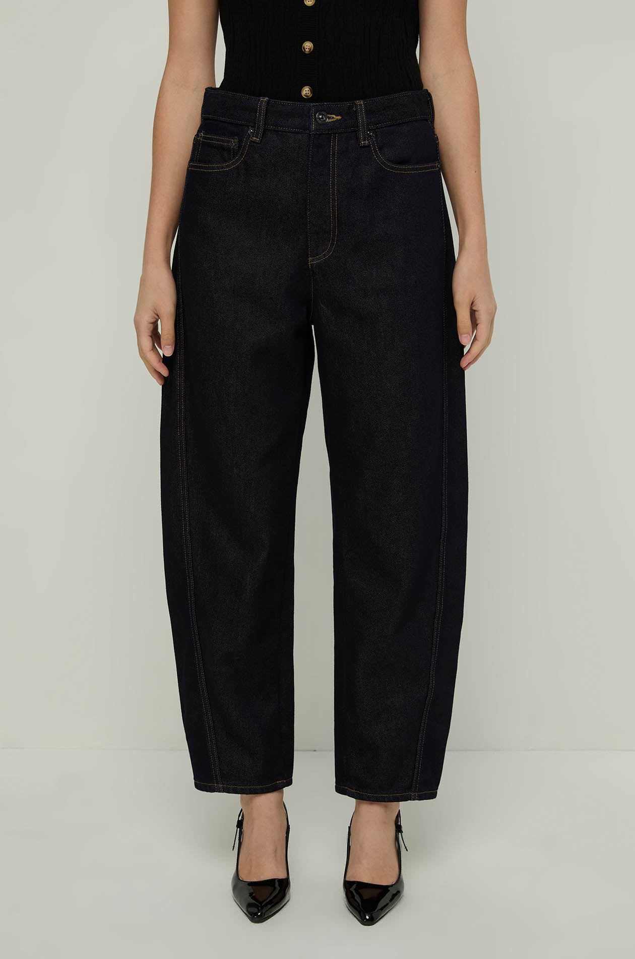 HIGH-RISE CURVED LEG JEANS