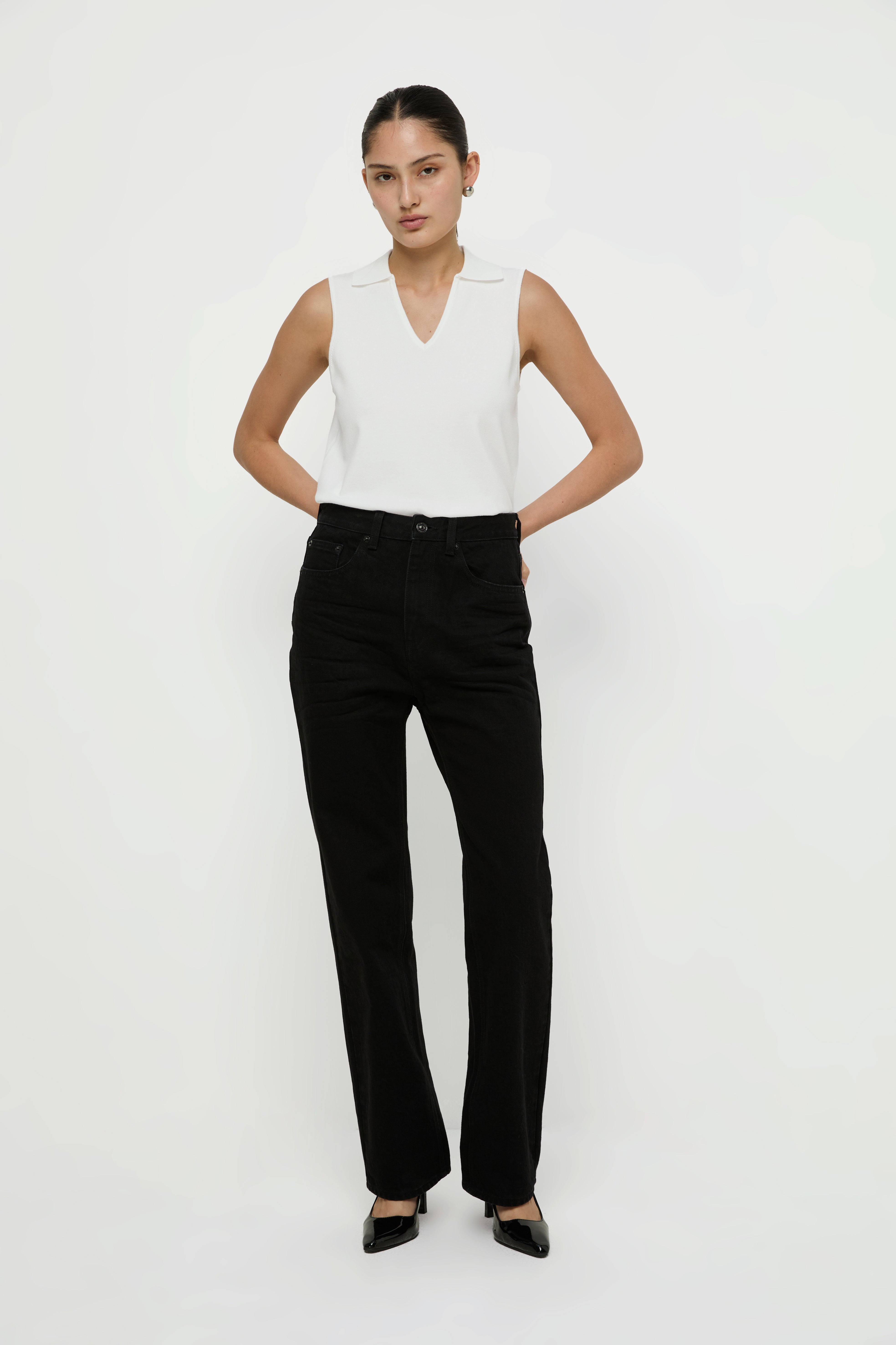 HIGH-RISE STRAIGHT LEG JEANS