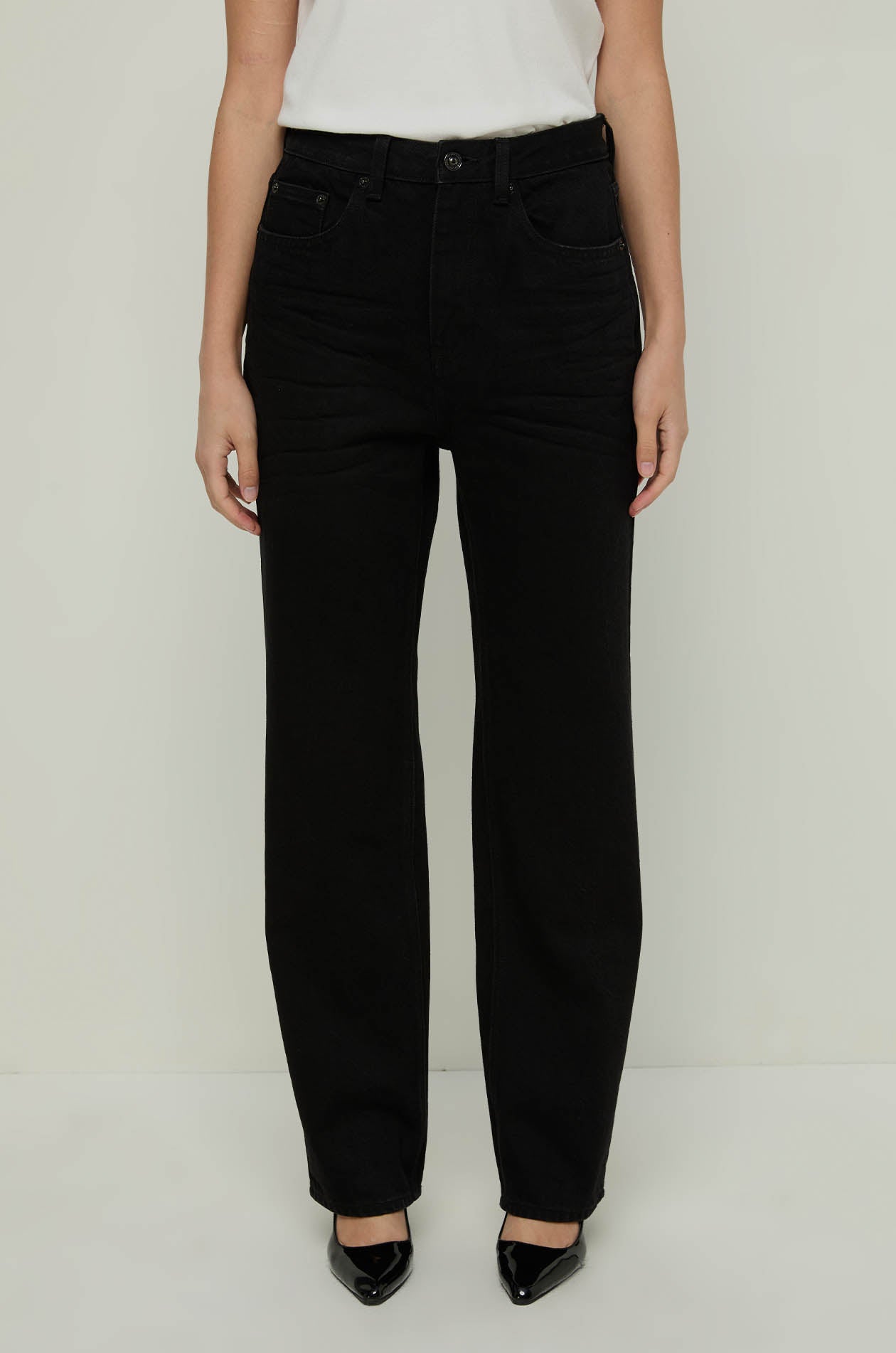 HIGH-RISE STRAIGHT LEG JEANS