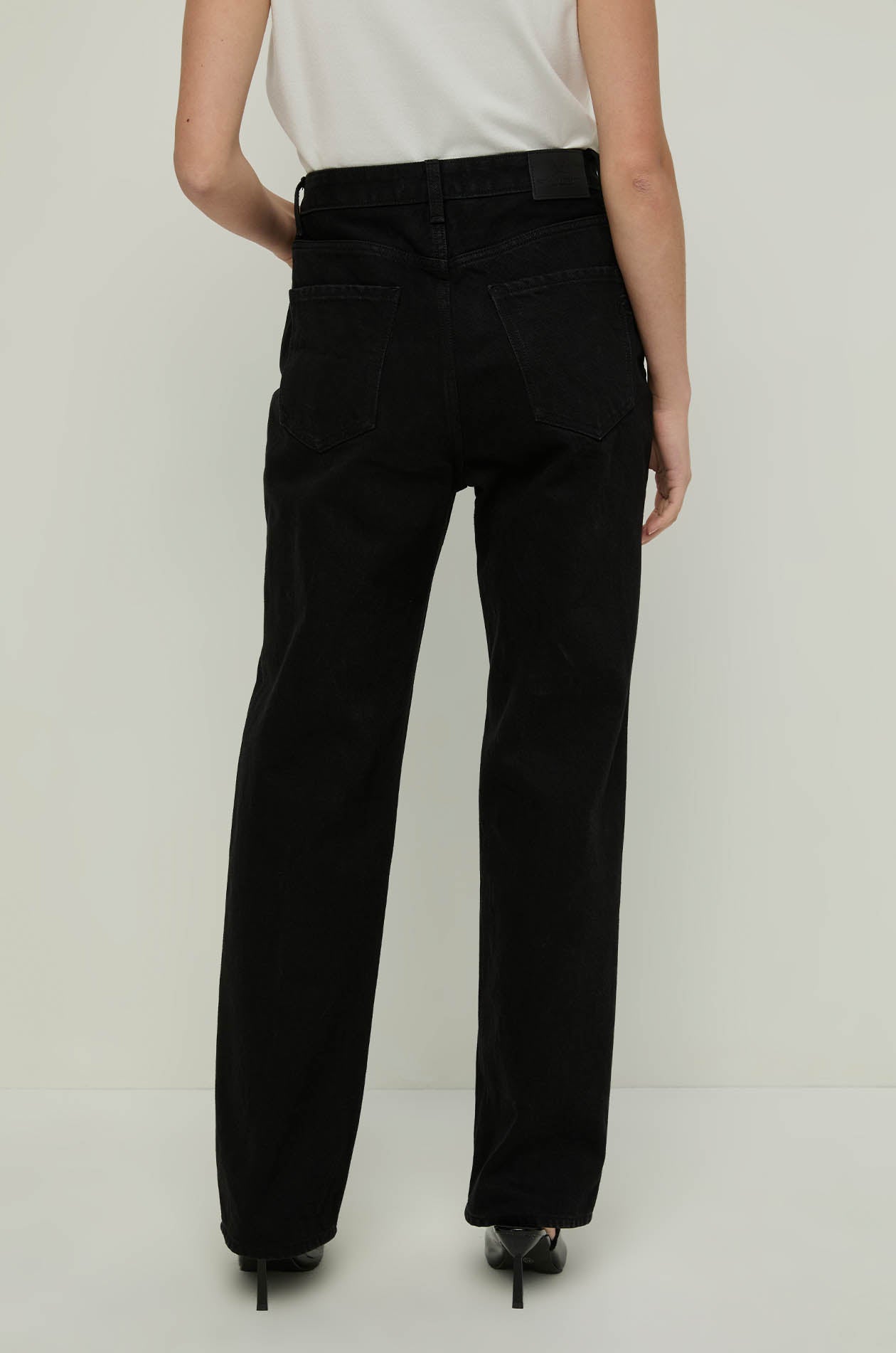 HIGH-RISE STRAIGHT LEG JEANS