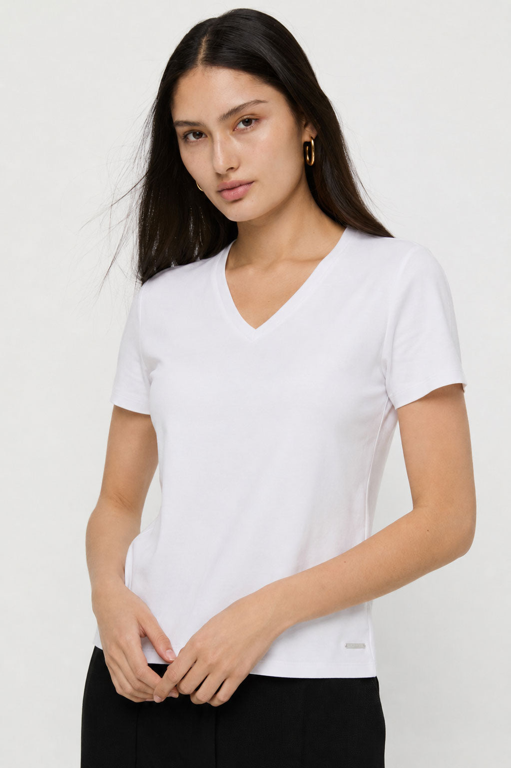 เสื้อยืดคอวีพื้นฐาน