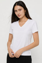 เสื้อยืดคอวีพื้นฐาน