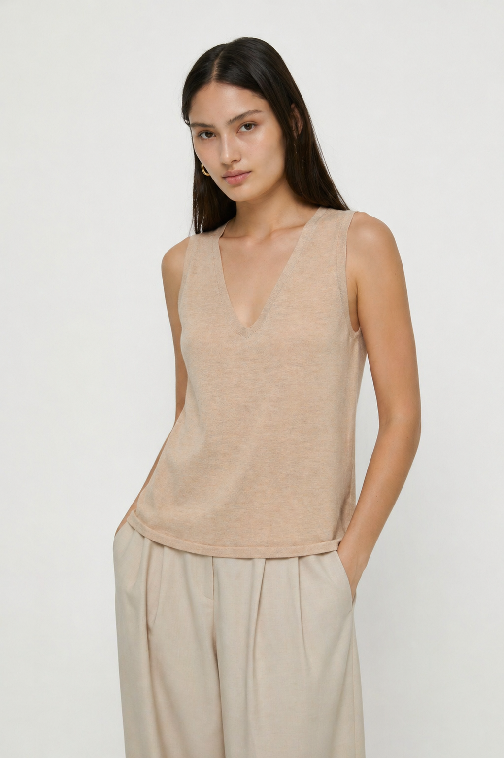 SLEEVELESS V-NECK TOP