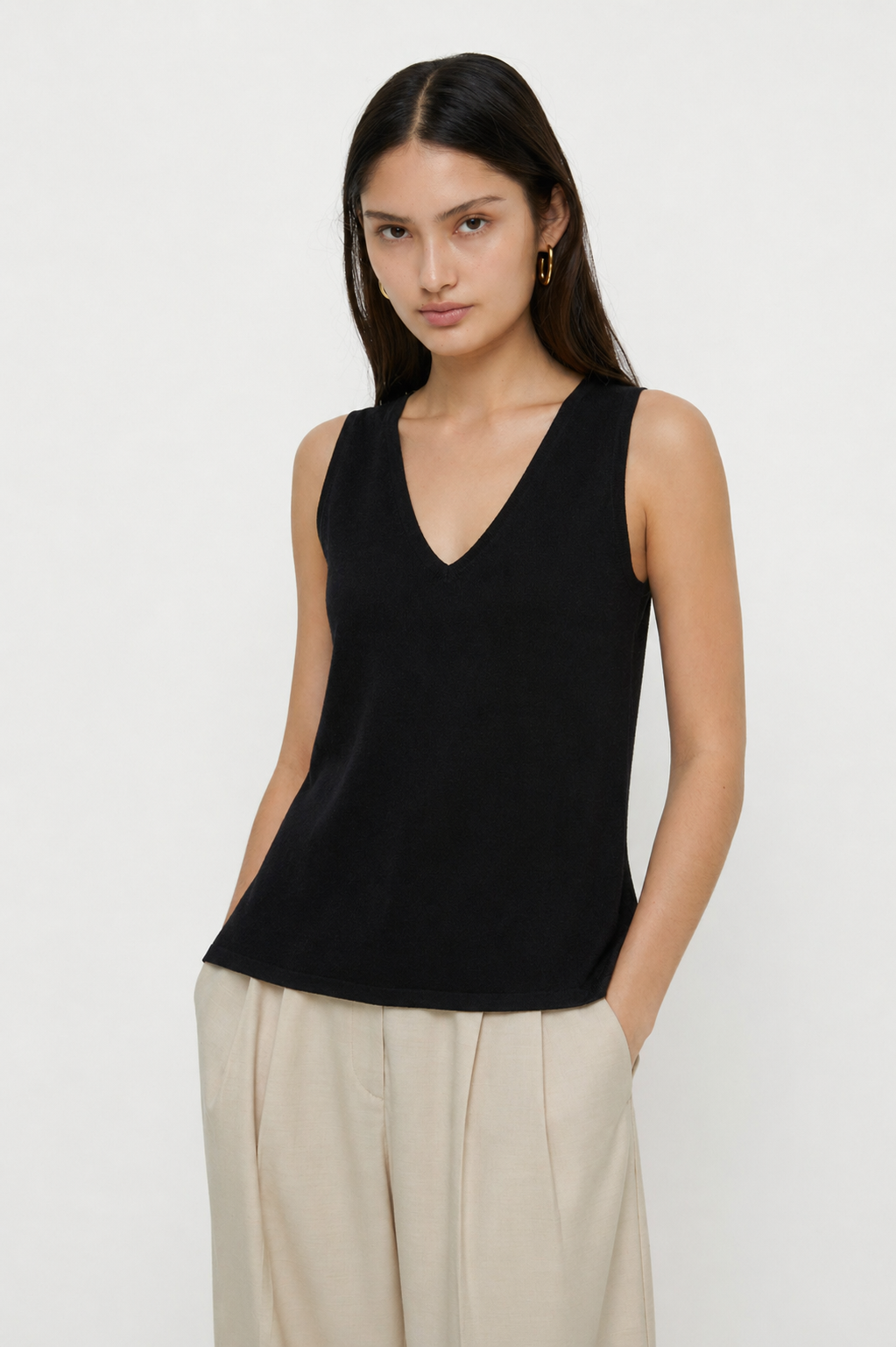 SLEEVELESS V-NECK TOP
