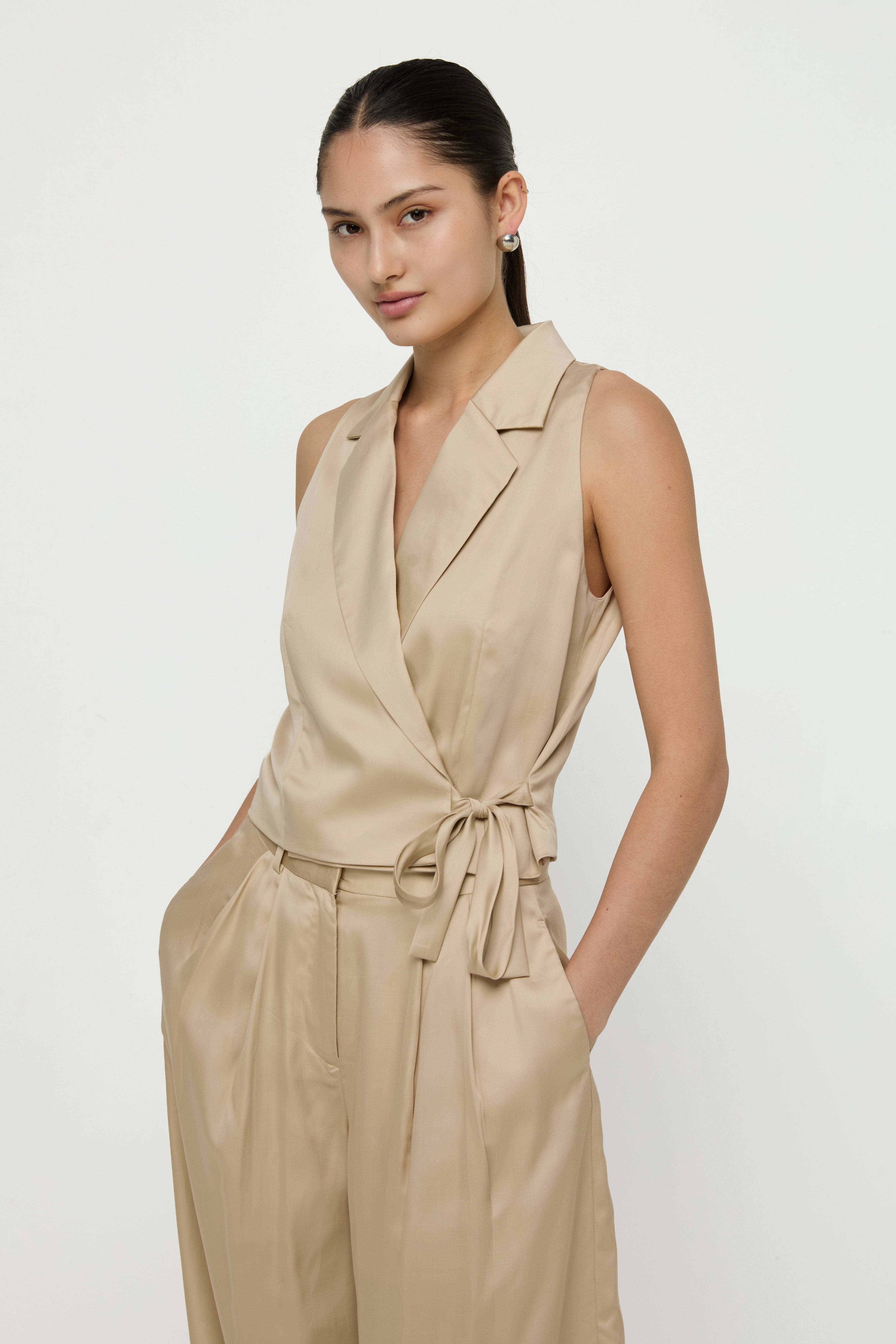 SLEEVELESS WRAP