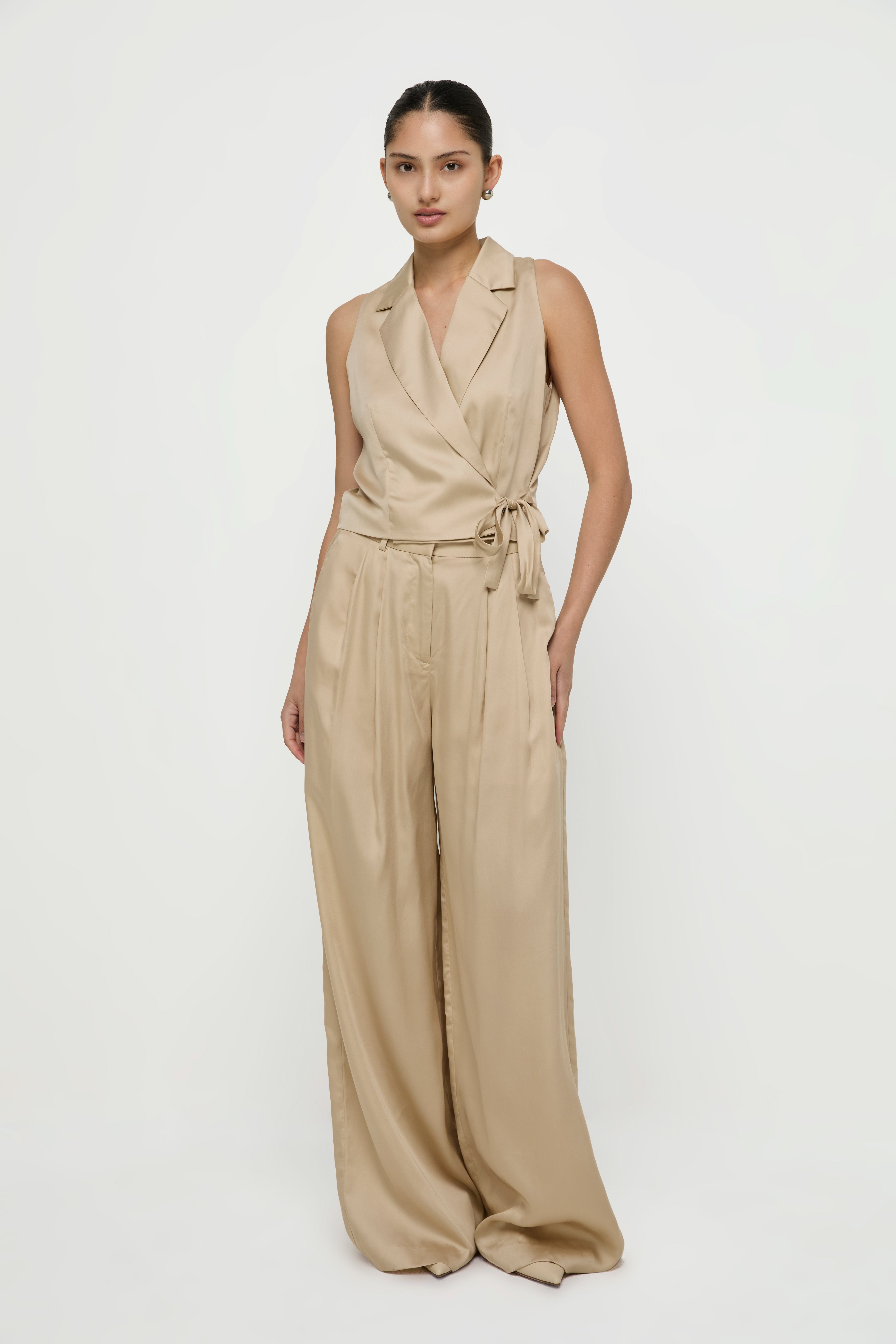 SLEEVELESS WRAP