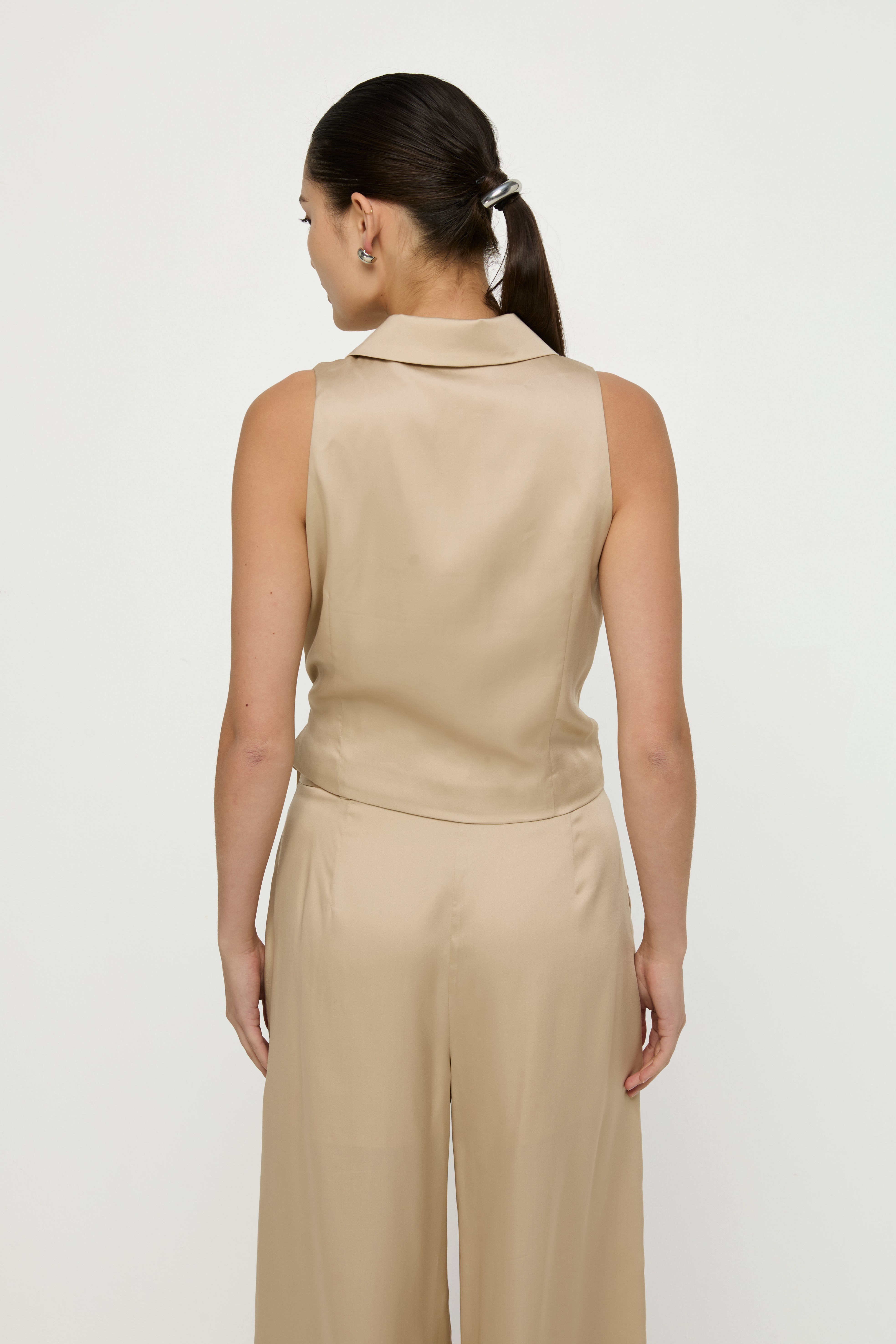 SLEEVELESS WRAP