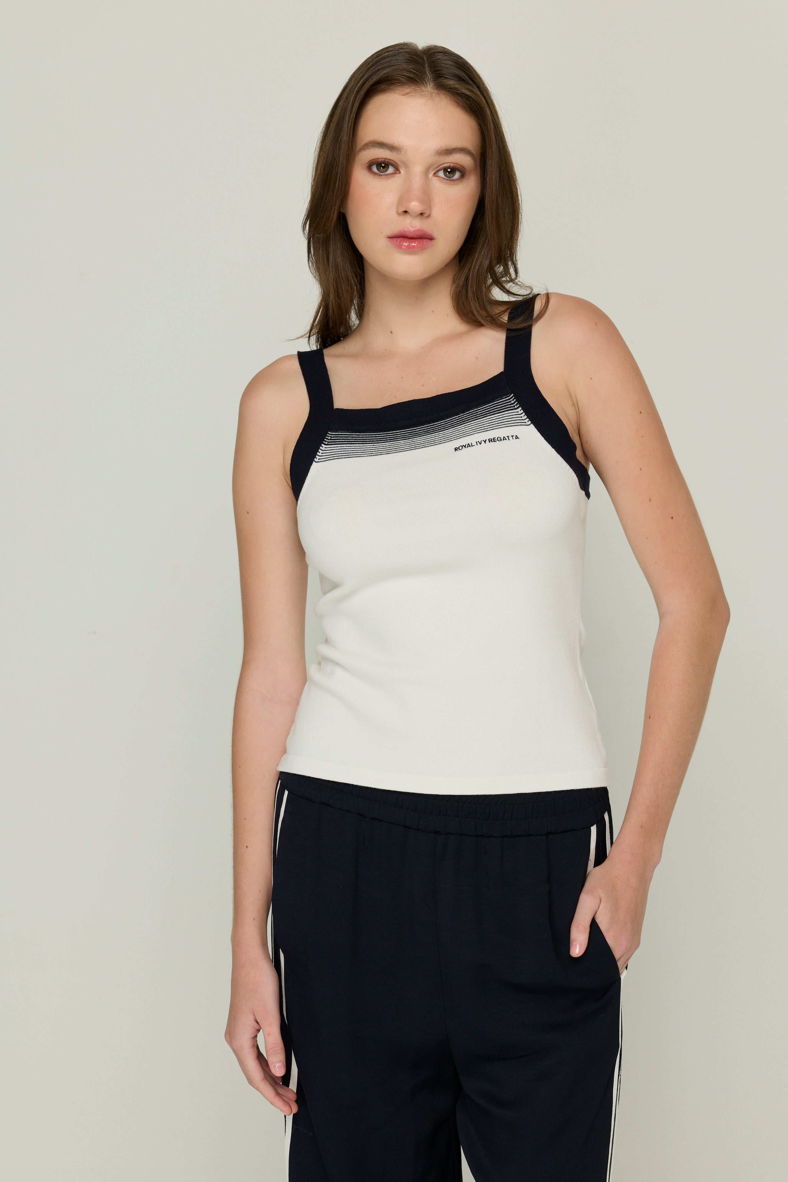 FITTED WOMEN SLEEVELESS SHIRT