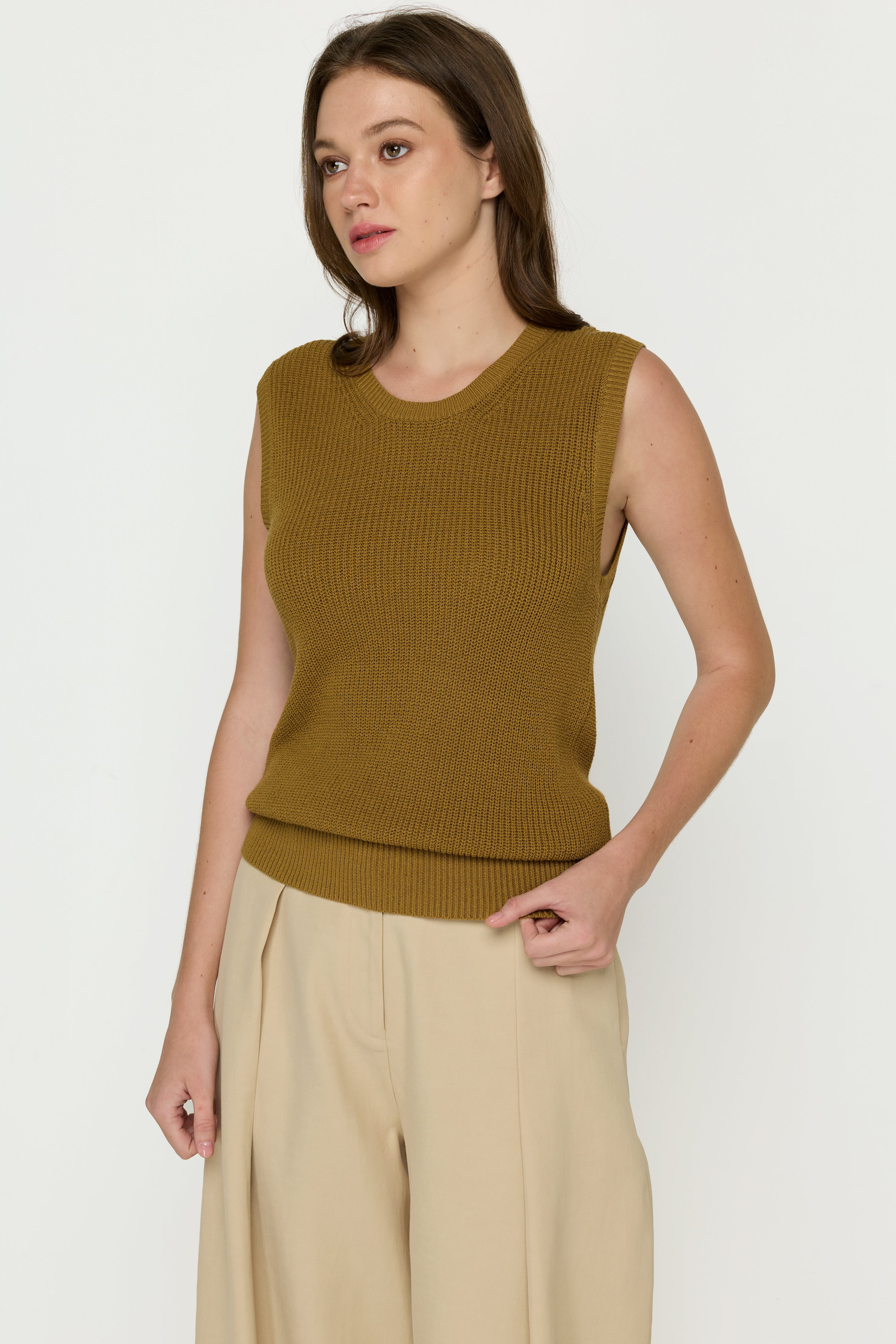 LOOSE CREW NECK SLEEVELESS KNIT SWEATER