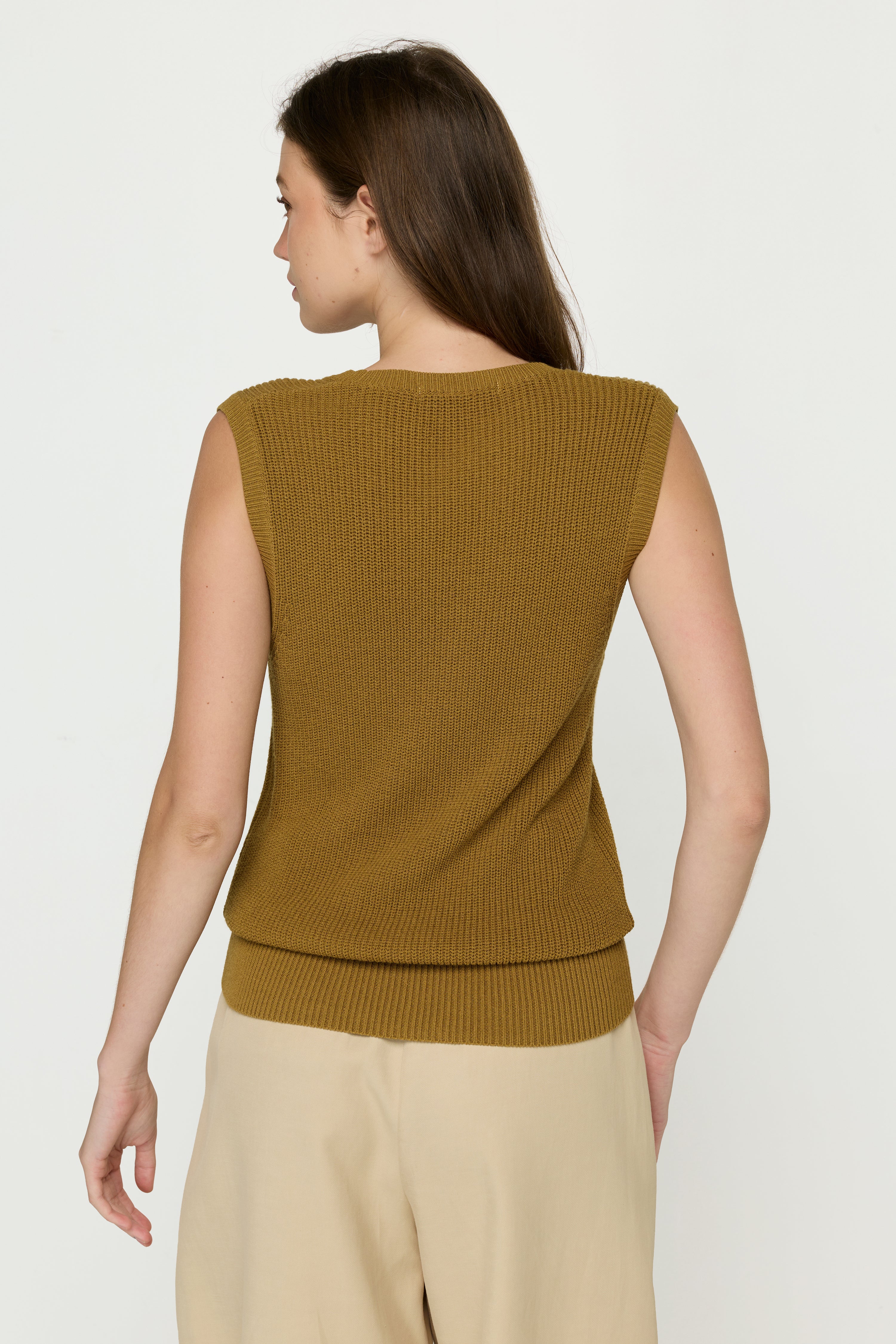 LOOSE CREW NECK SLEEVELESS KNIT SWEATER