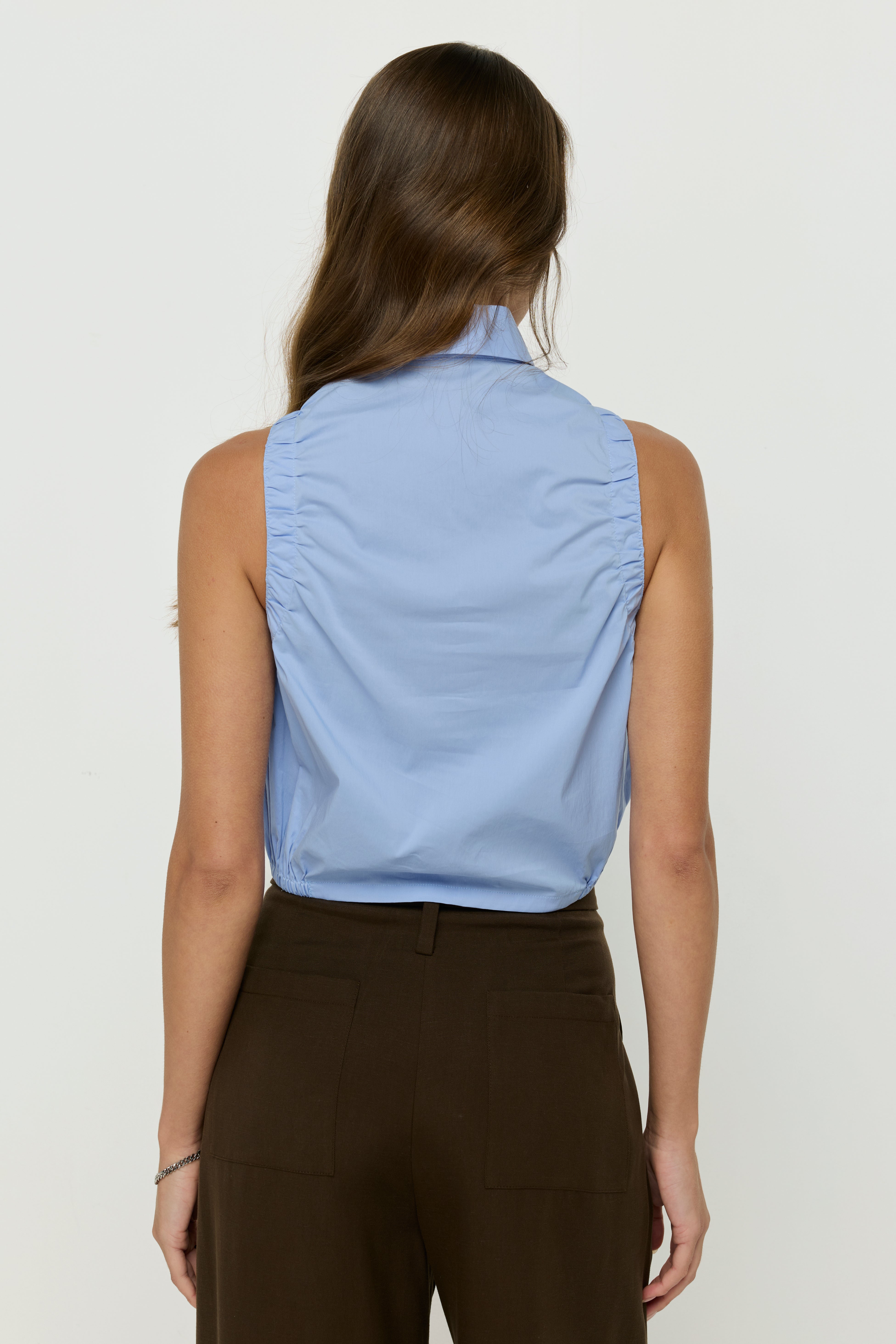 RUCHED FRONT SLEEVELESS CROPPED SHIRT