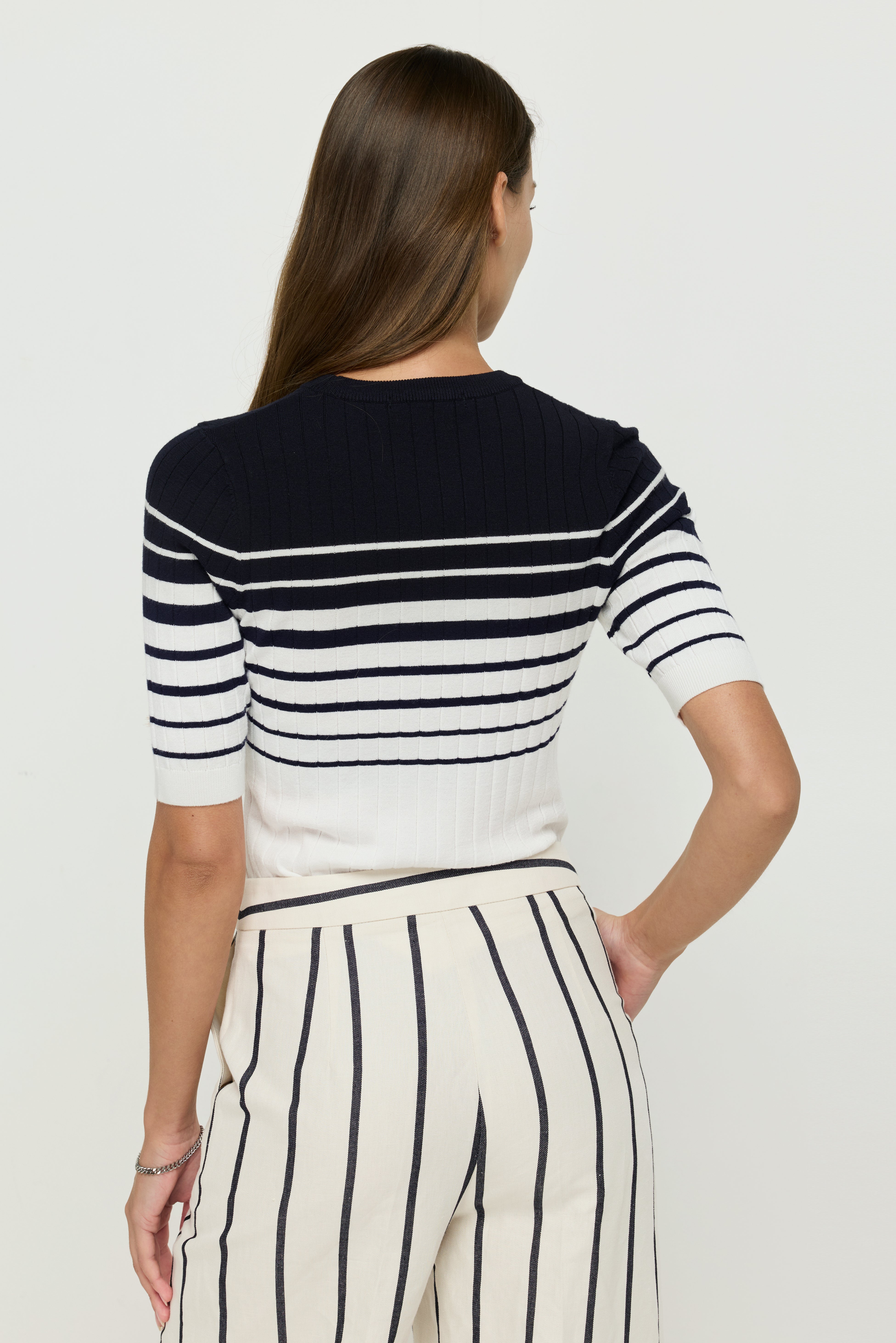 CONTRAST STRIPE KNIT TOP