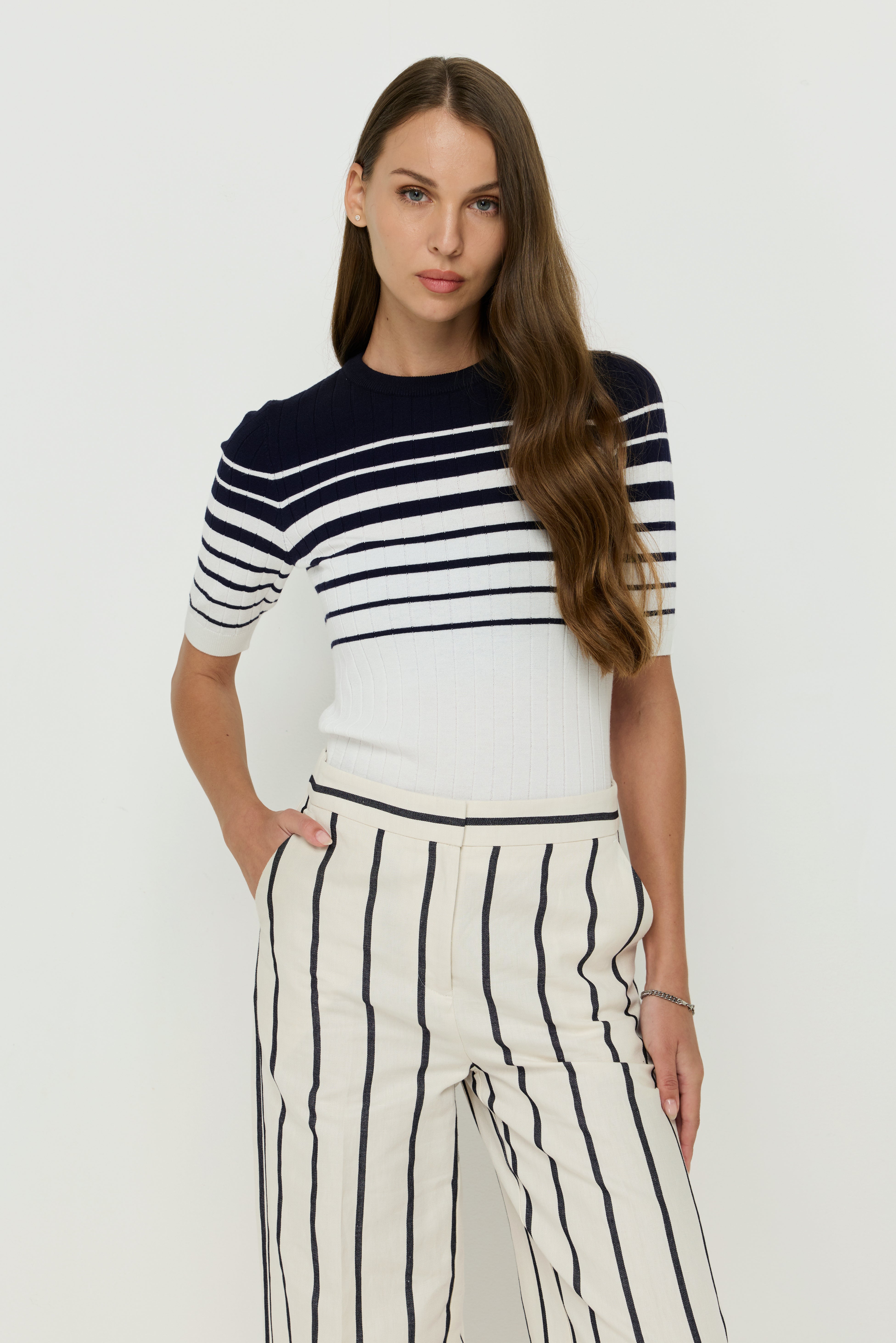CONTRAST STRIPE KNIT TOP