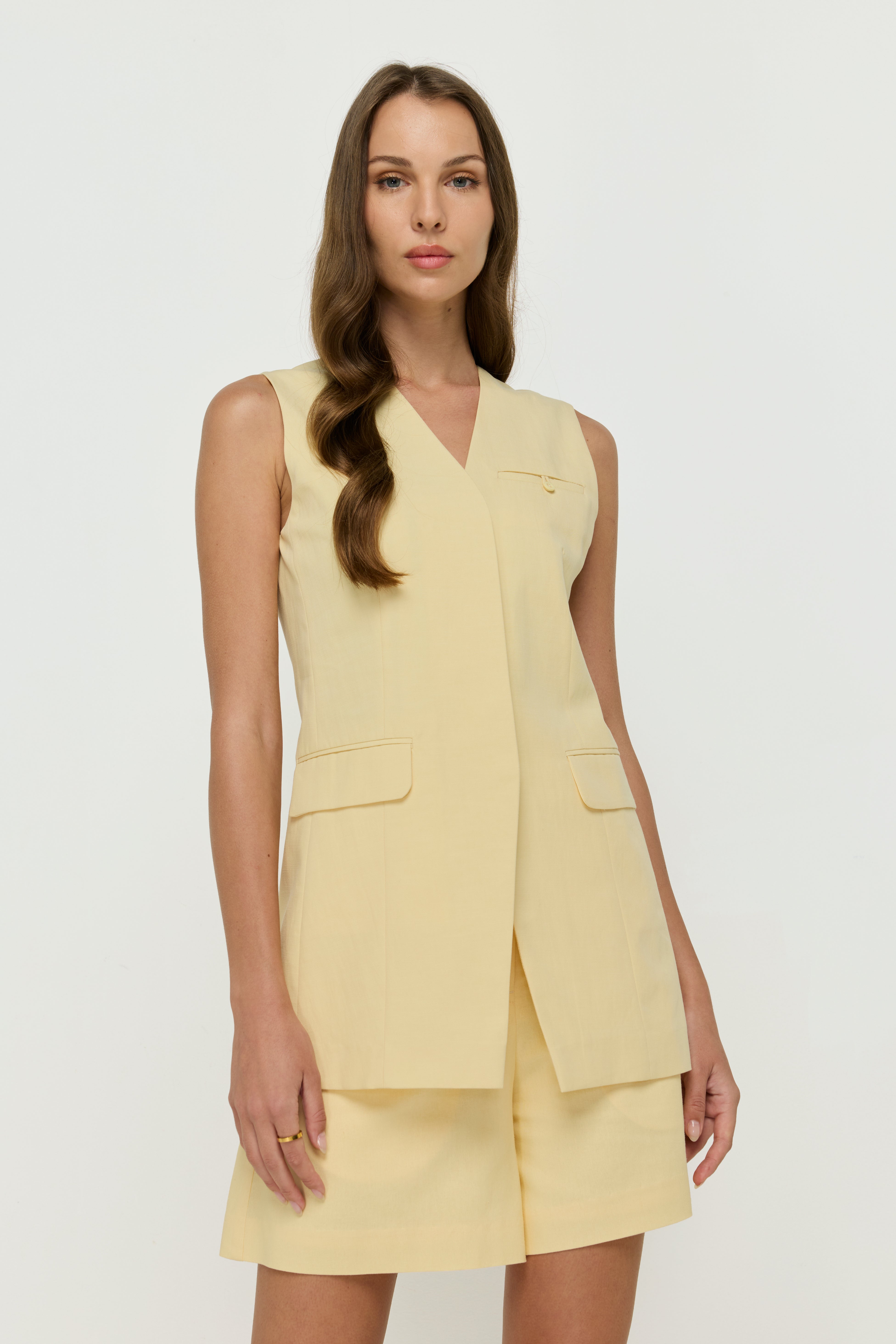 TEXTURED LONGLINE VEST BLOUES