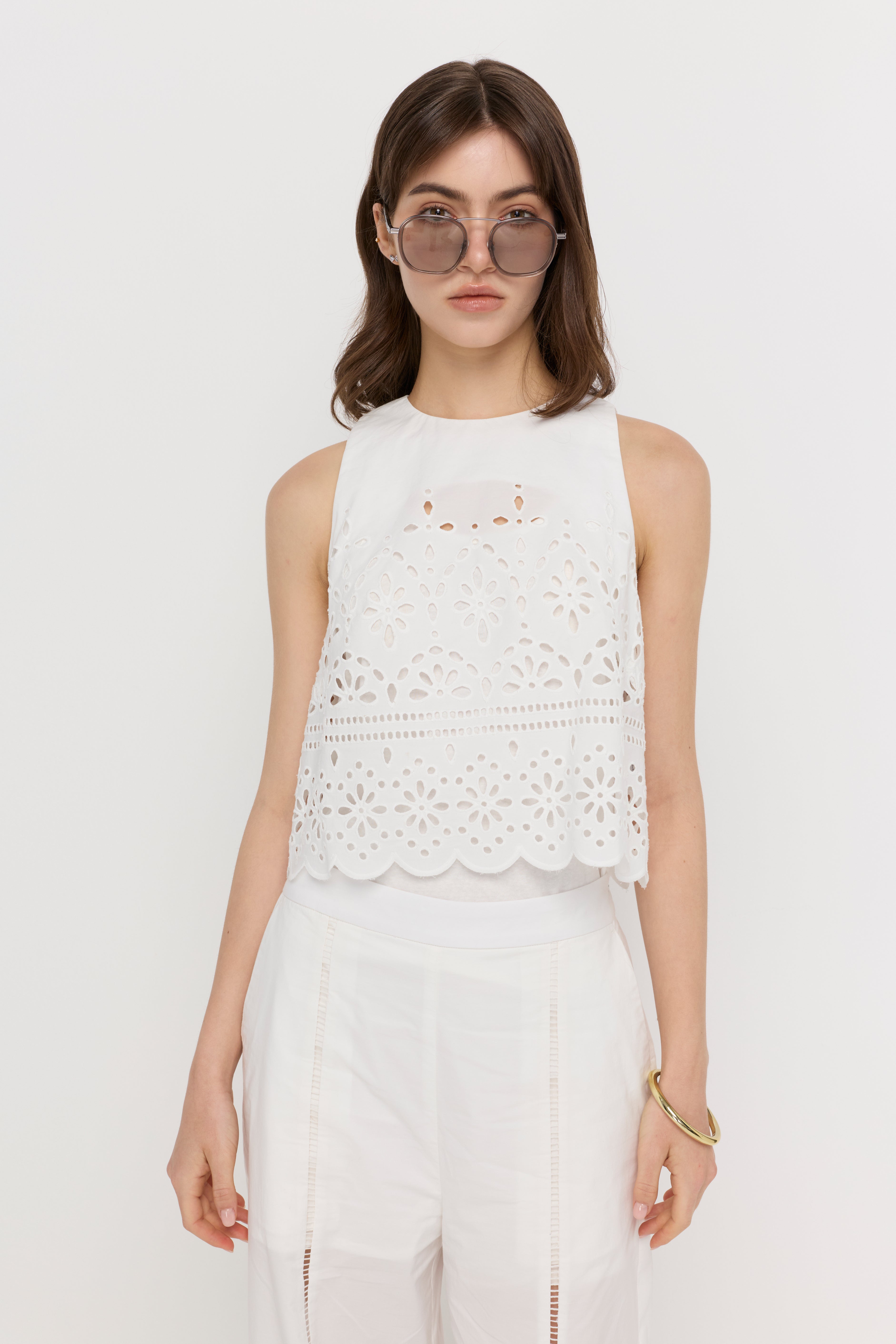 เสื้อแขนกุดปักลายฉลุชายหยัก