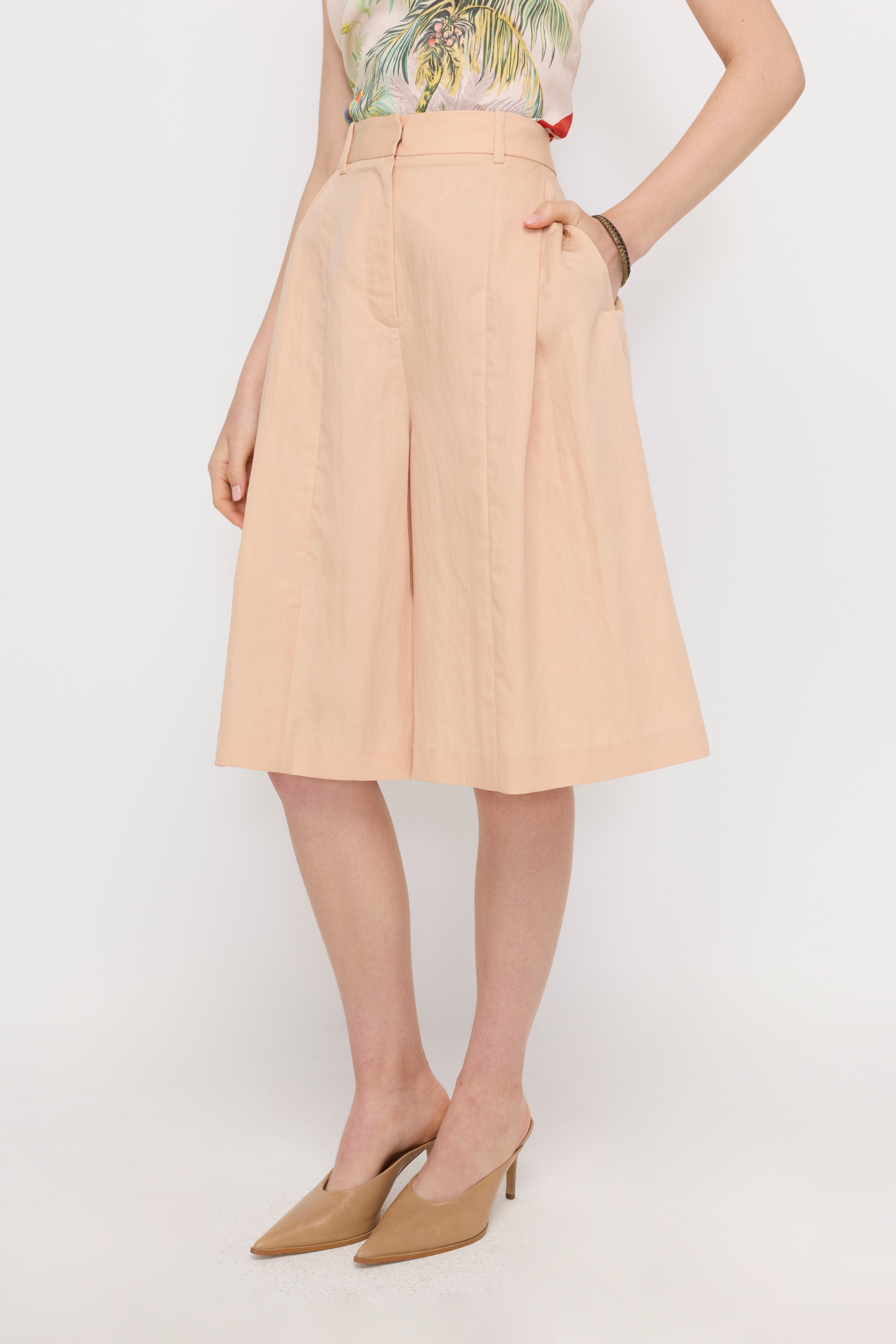 TAILORED PLEATED BERMUDA SHORTS