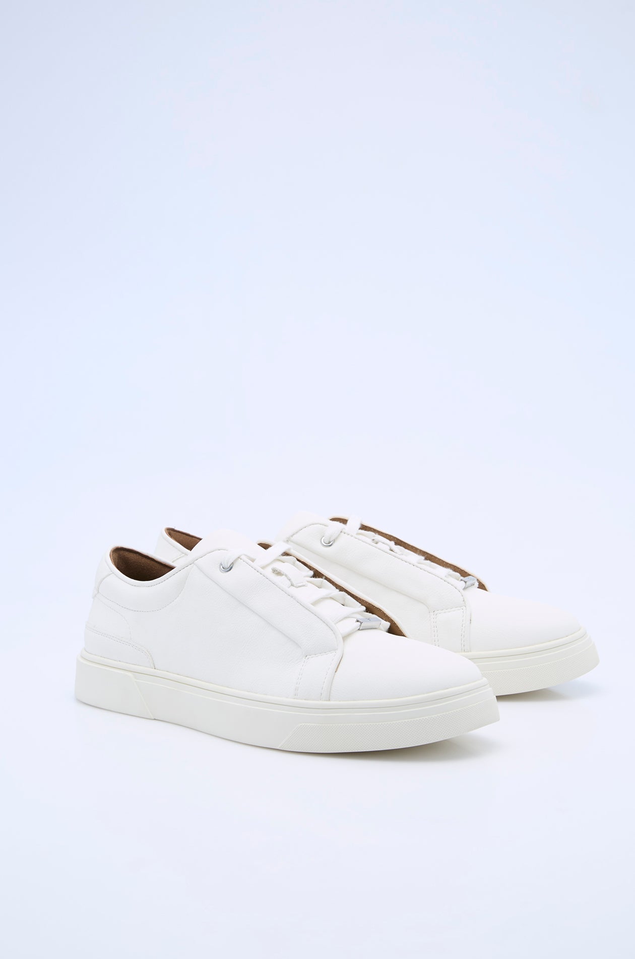 GRAINED SNEAKERS WITH MINIMAL LACES