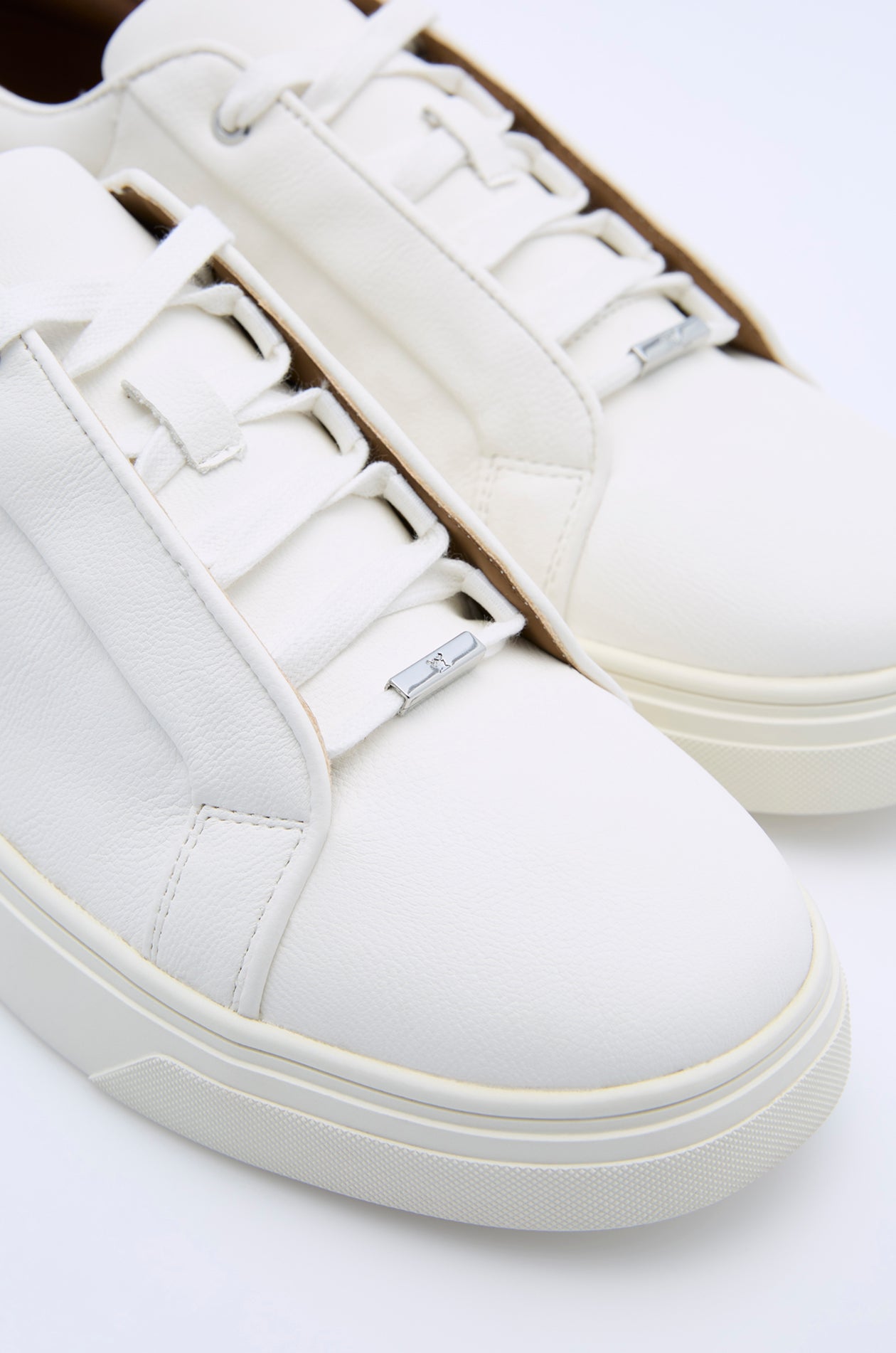 GRAINED SNEAKERS WITH MINIMAL LACES
