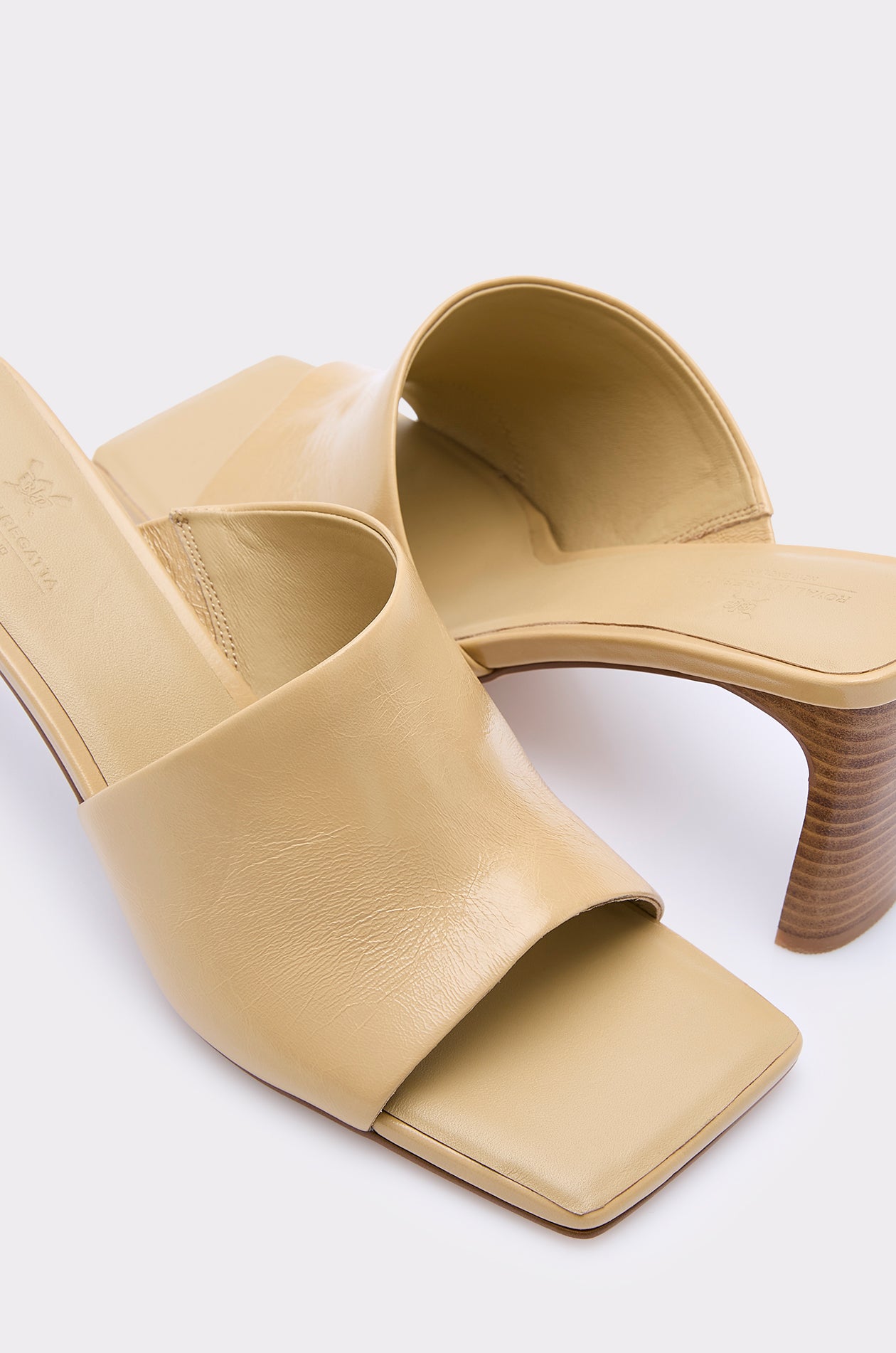 MINIMAL LEATHER BLOCK HEELS