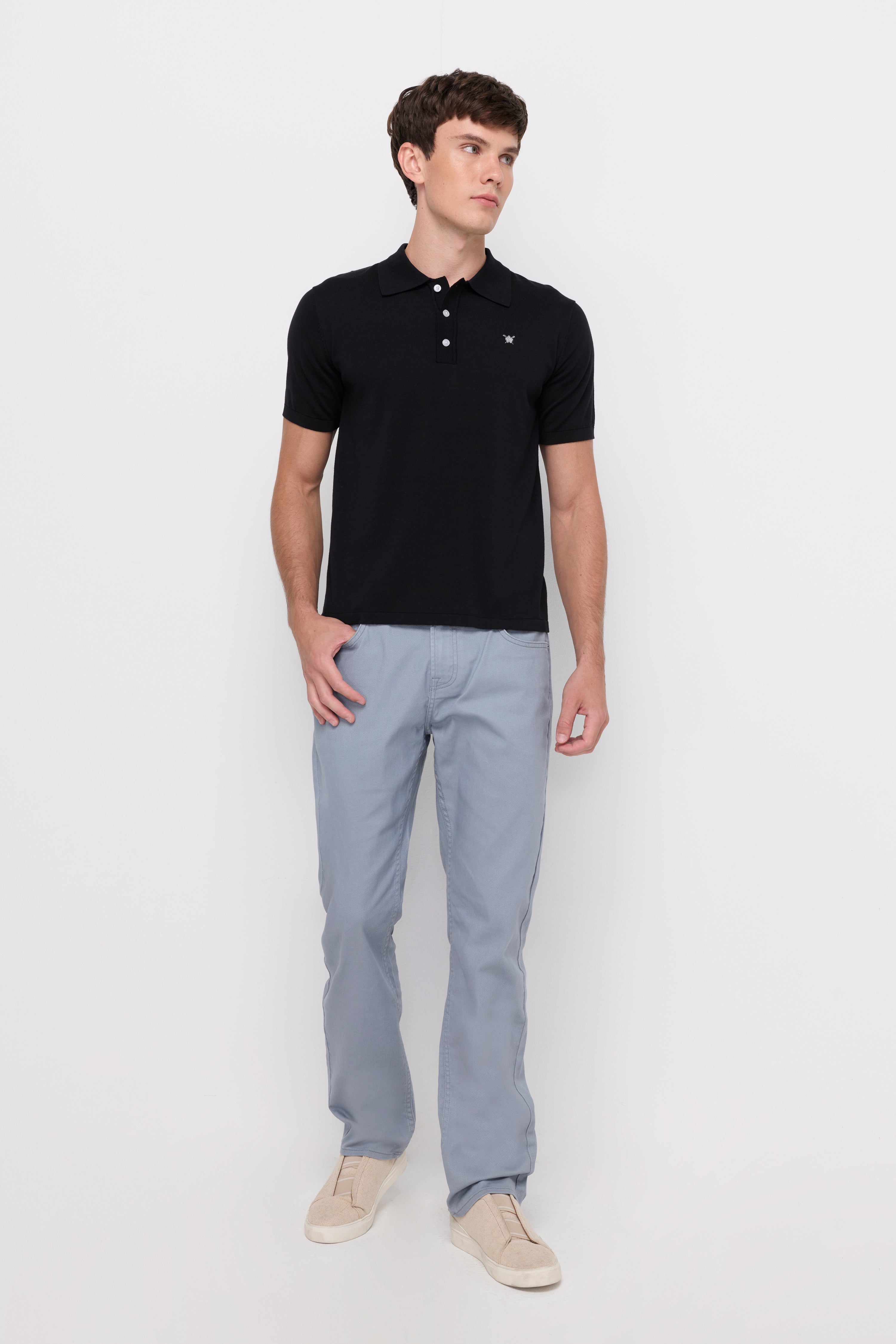 CLASSIC STRAIGHT-FIT DENIM JEANS