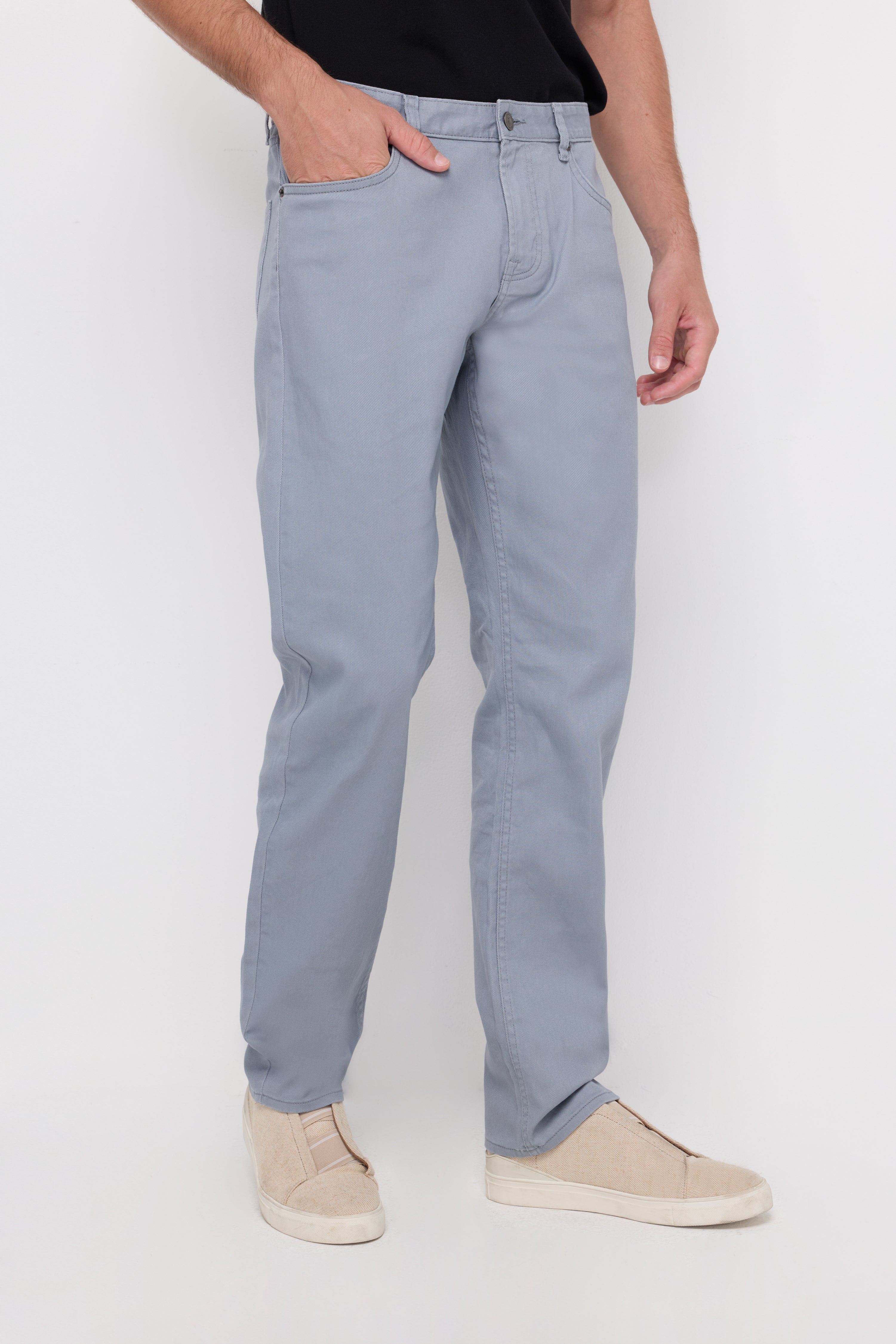 CLASSIC STRAIGHT-FIT DENIM JEANS