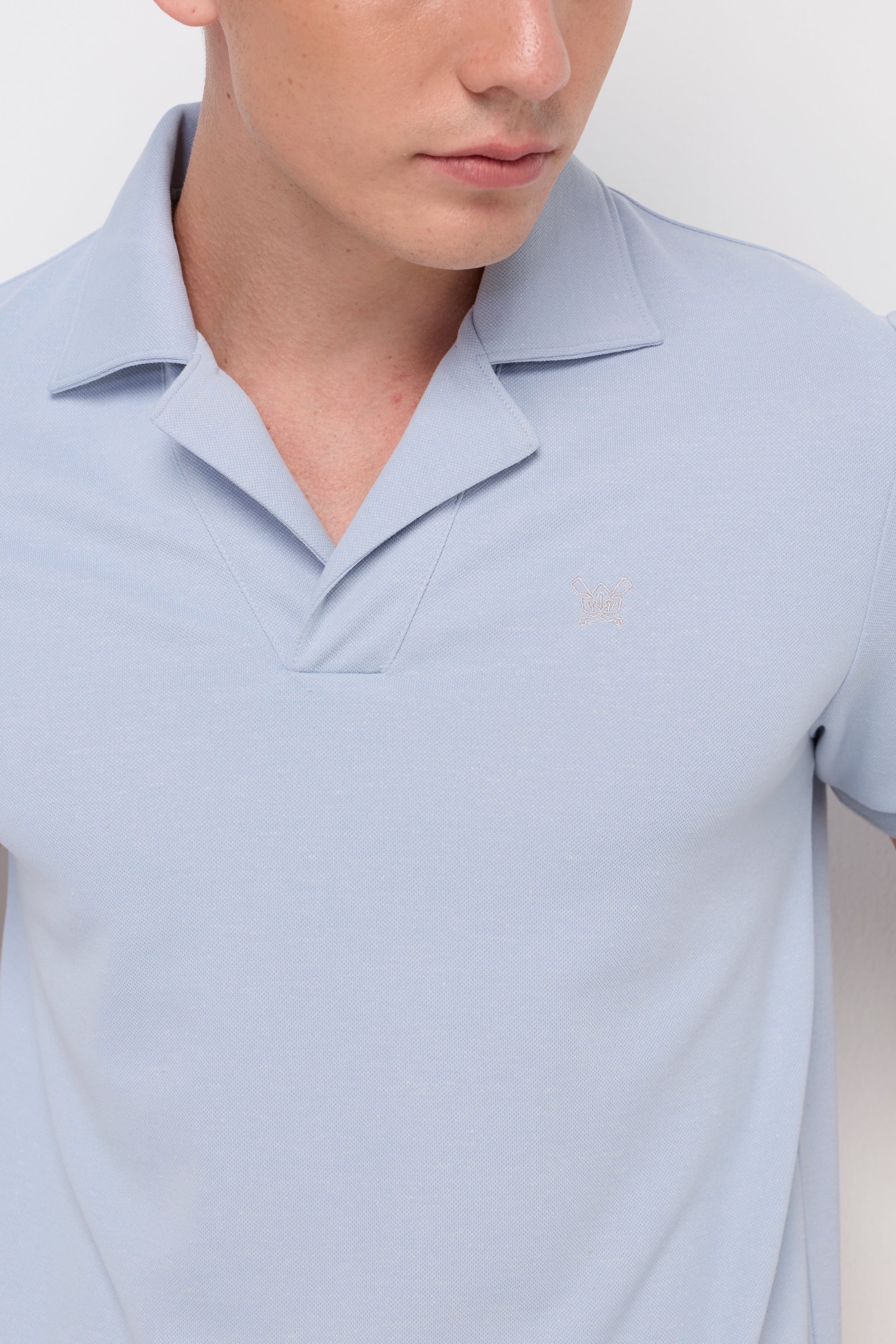TEXTURED OPEN COLLAR POLO