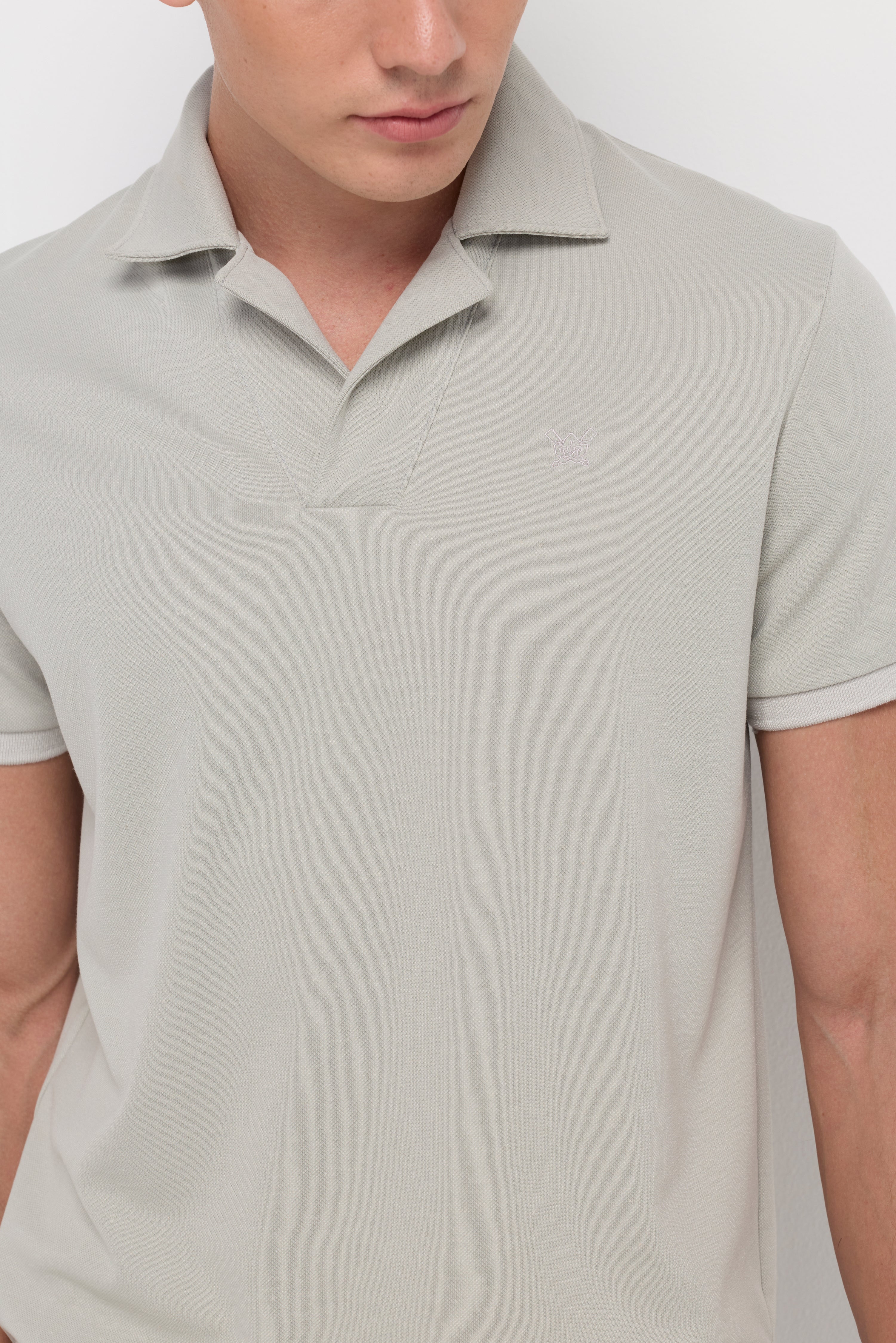 TEXTURED OPEN COLLAR POLO