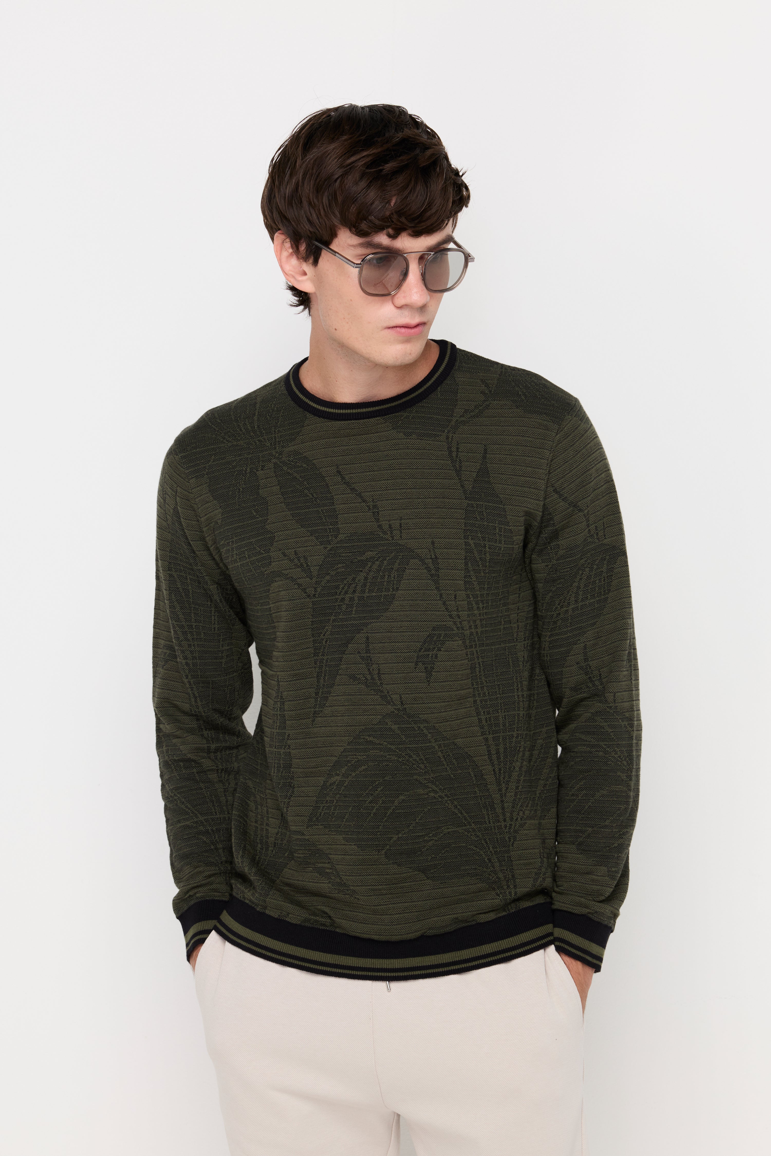 CONTRAST TRIM TEXTURED KNIT SWEATER