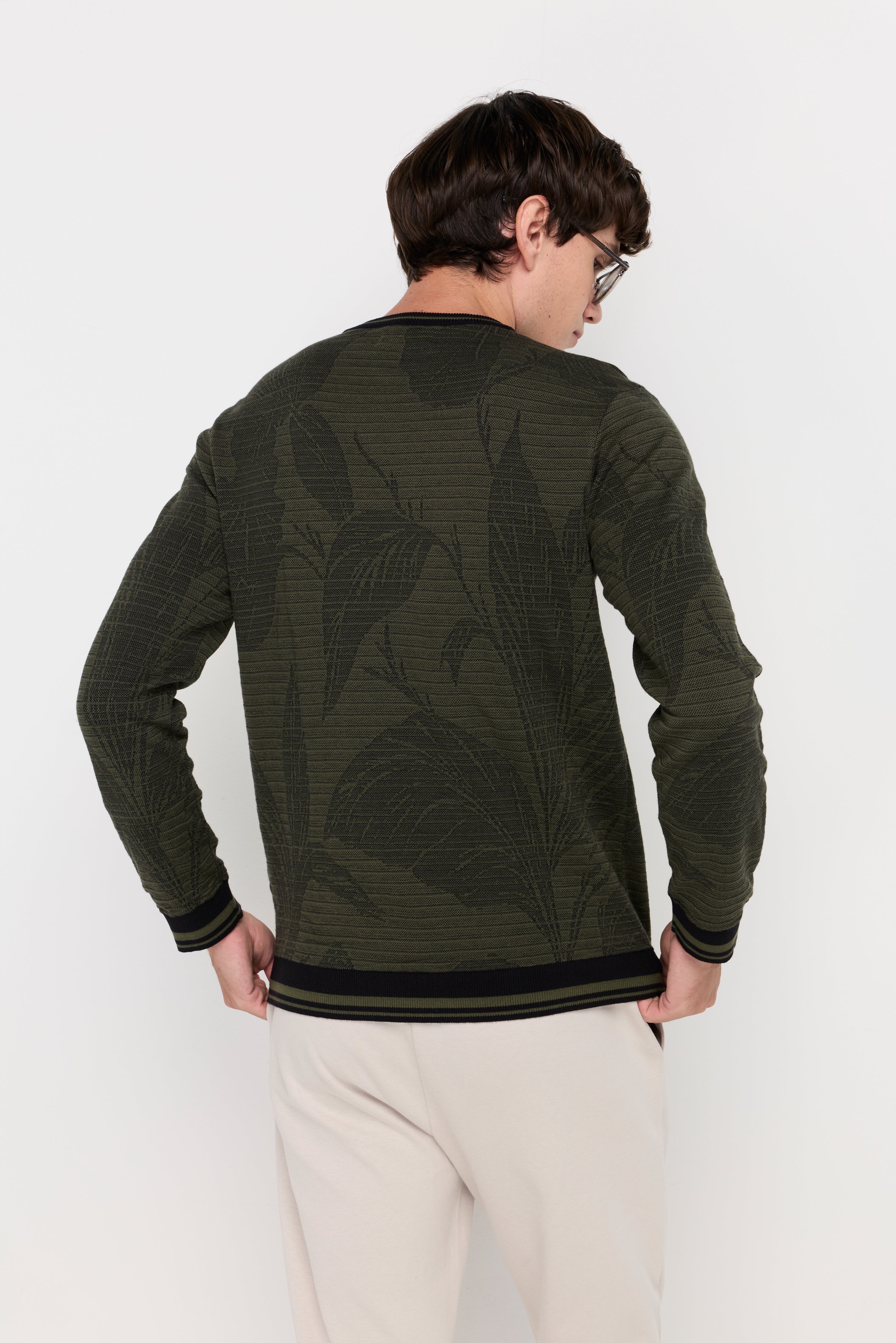 CONTRAST TRIM TEXTURED KNIT SWEATER