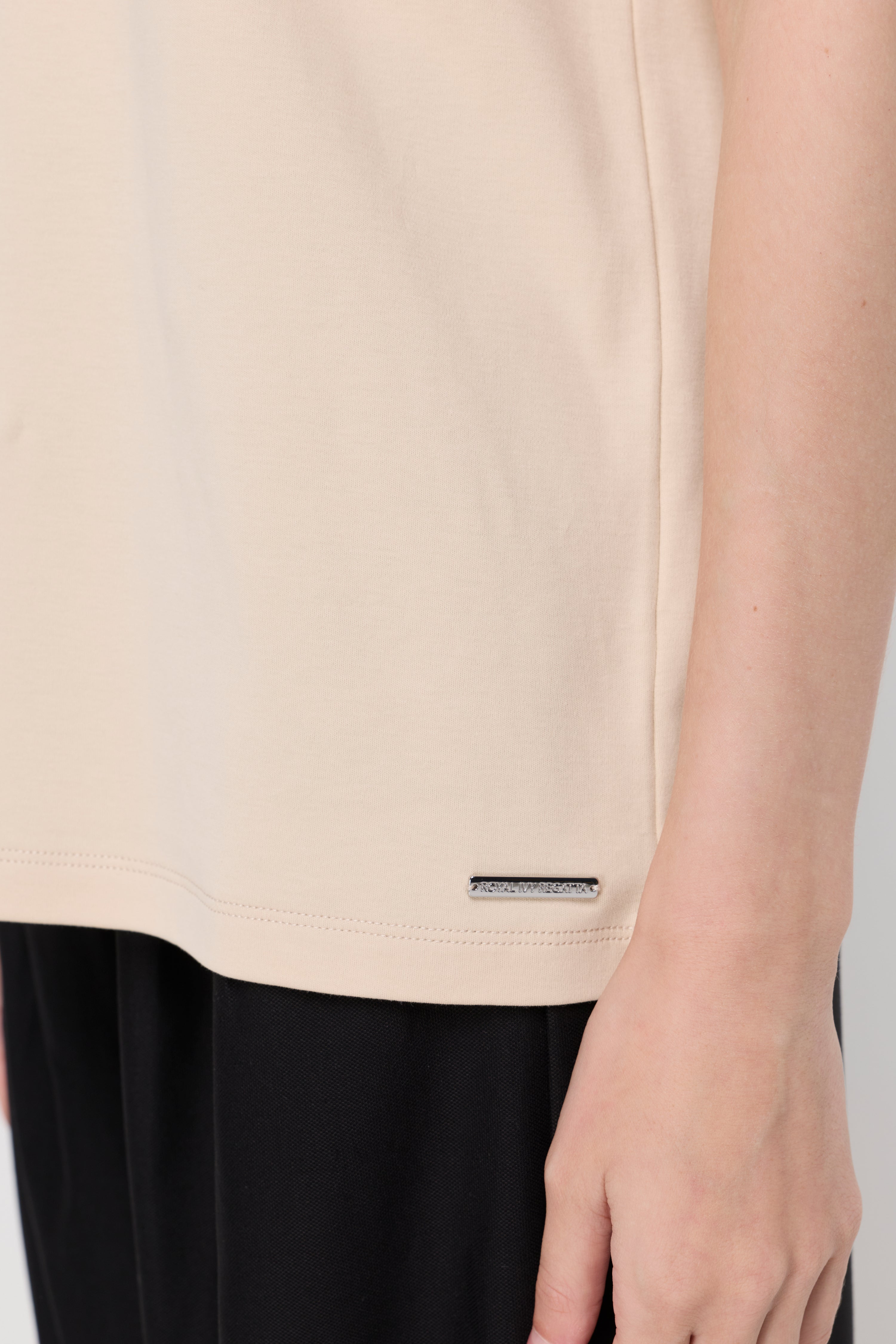 SERENA V-NECK ESSENTIAL TEE