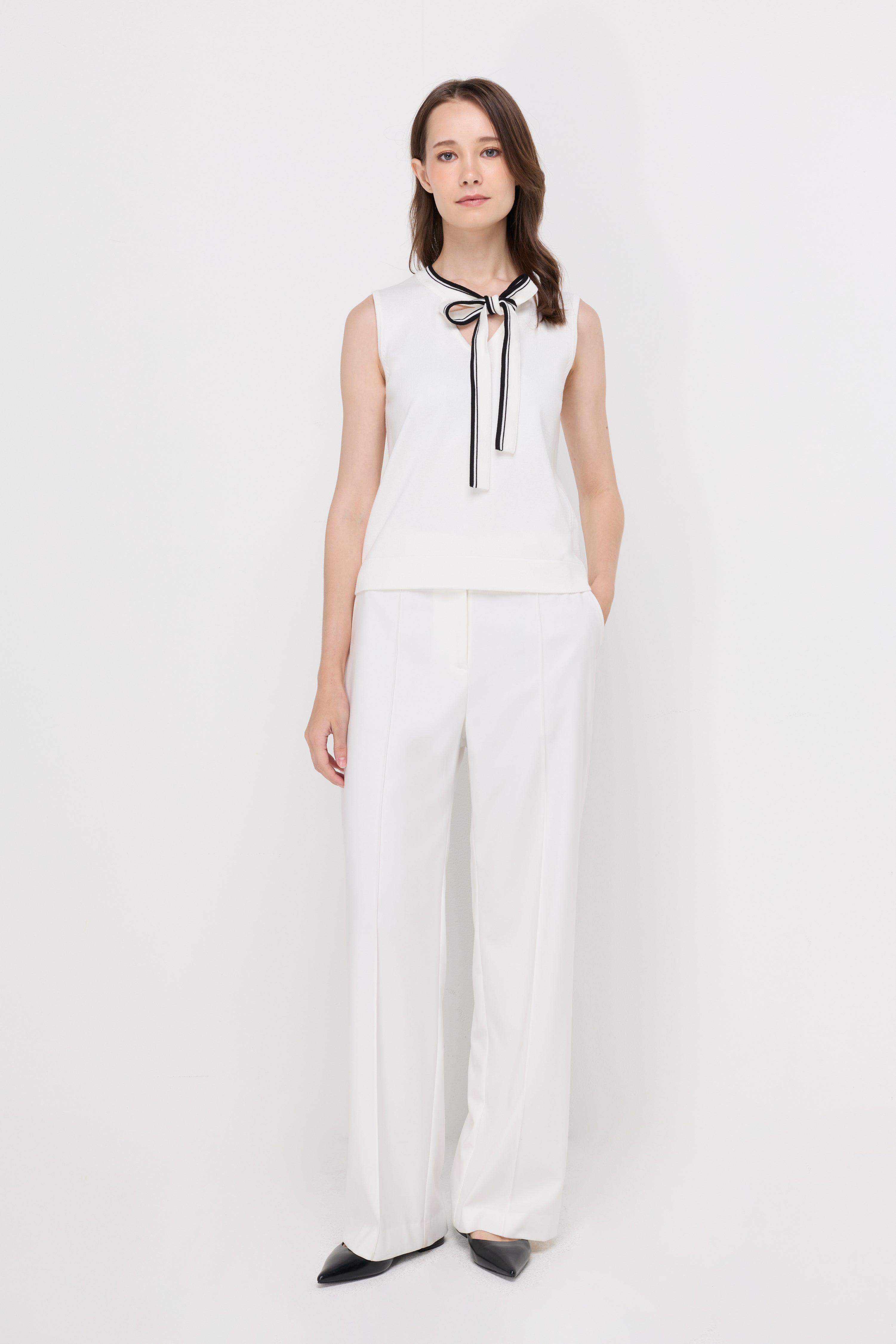 CONTRAST TIE-NECK SLEEVELESS BLOUSE