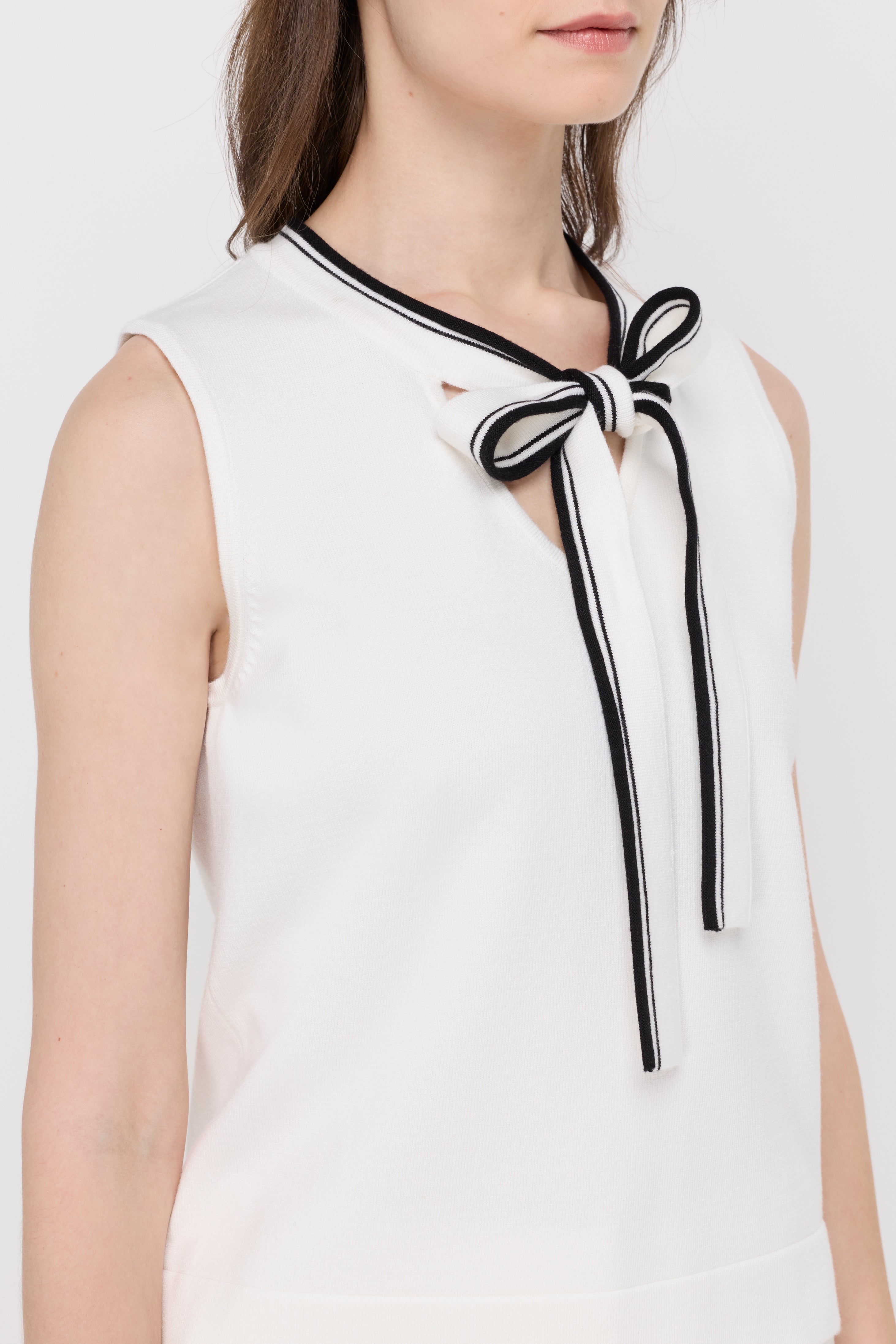 CONTRAST TIE-NECK SLEEVELESS BLOUSE