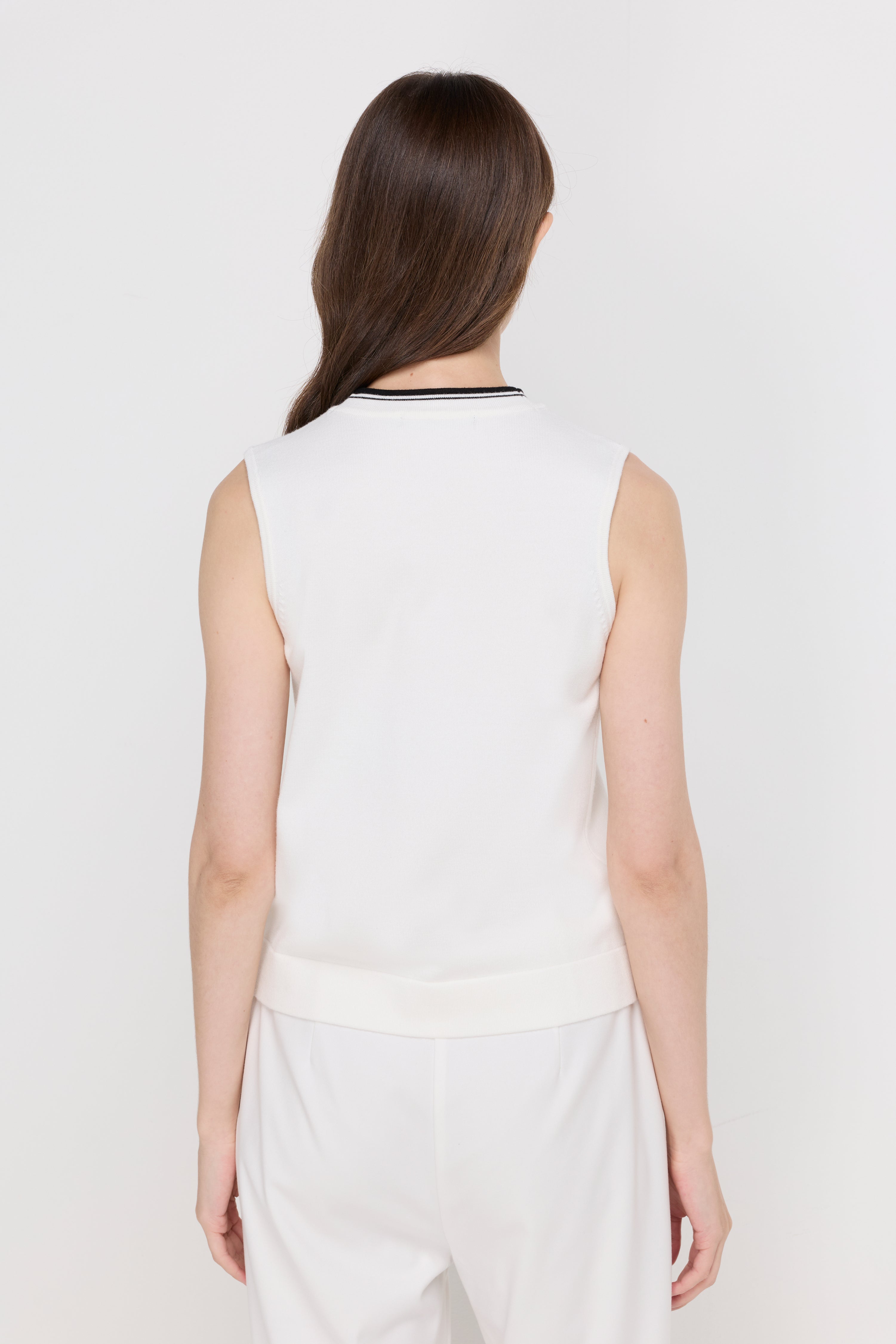 CONTRAST TIE-NECK SLEEVELESS BLOUSE