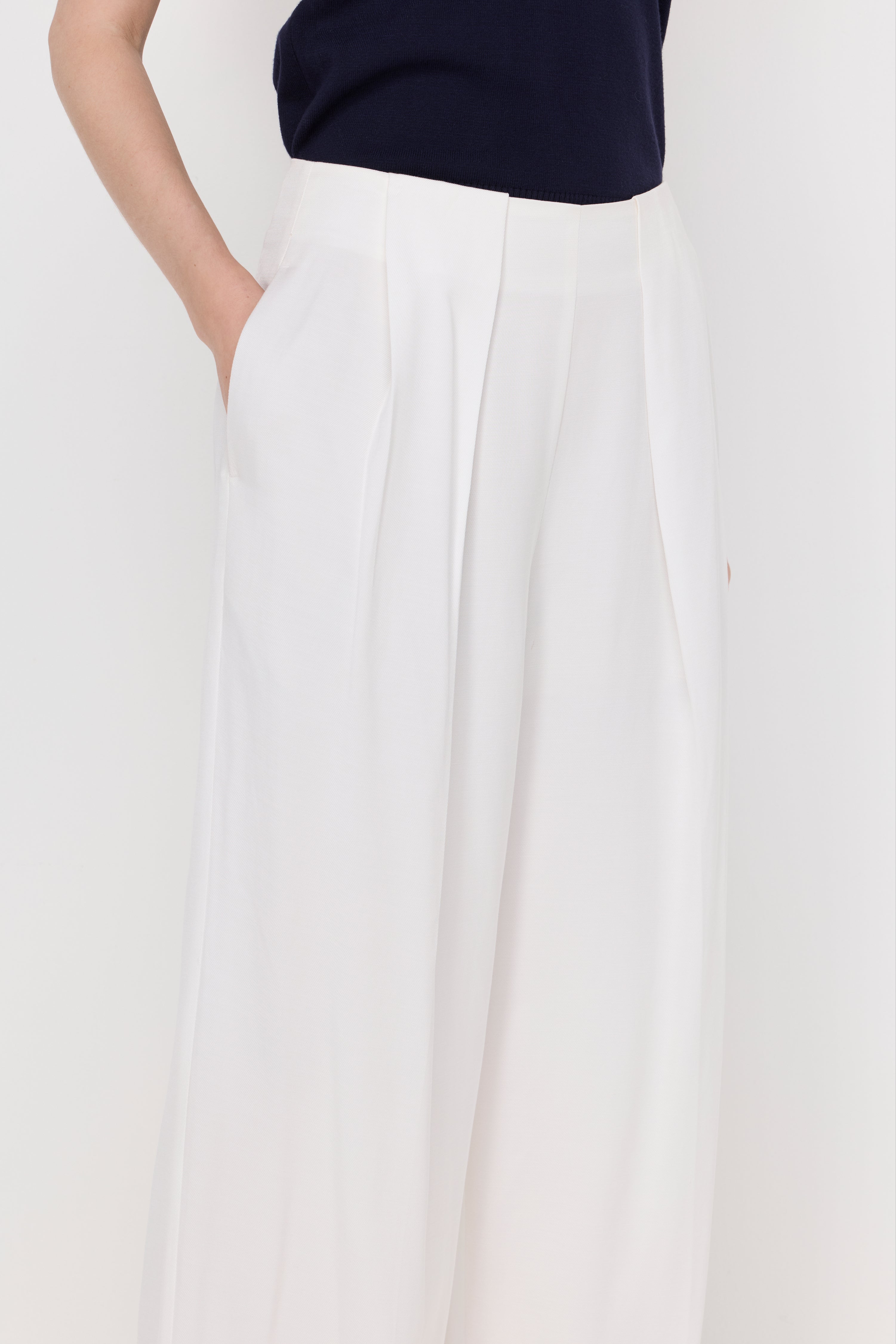 HIGH-WAIST PLEATED WIDE-LEG TROUSERS