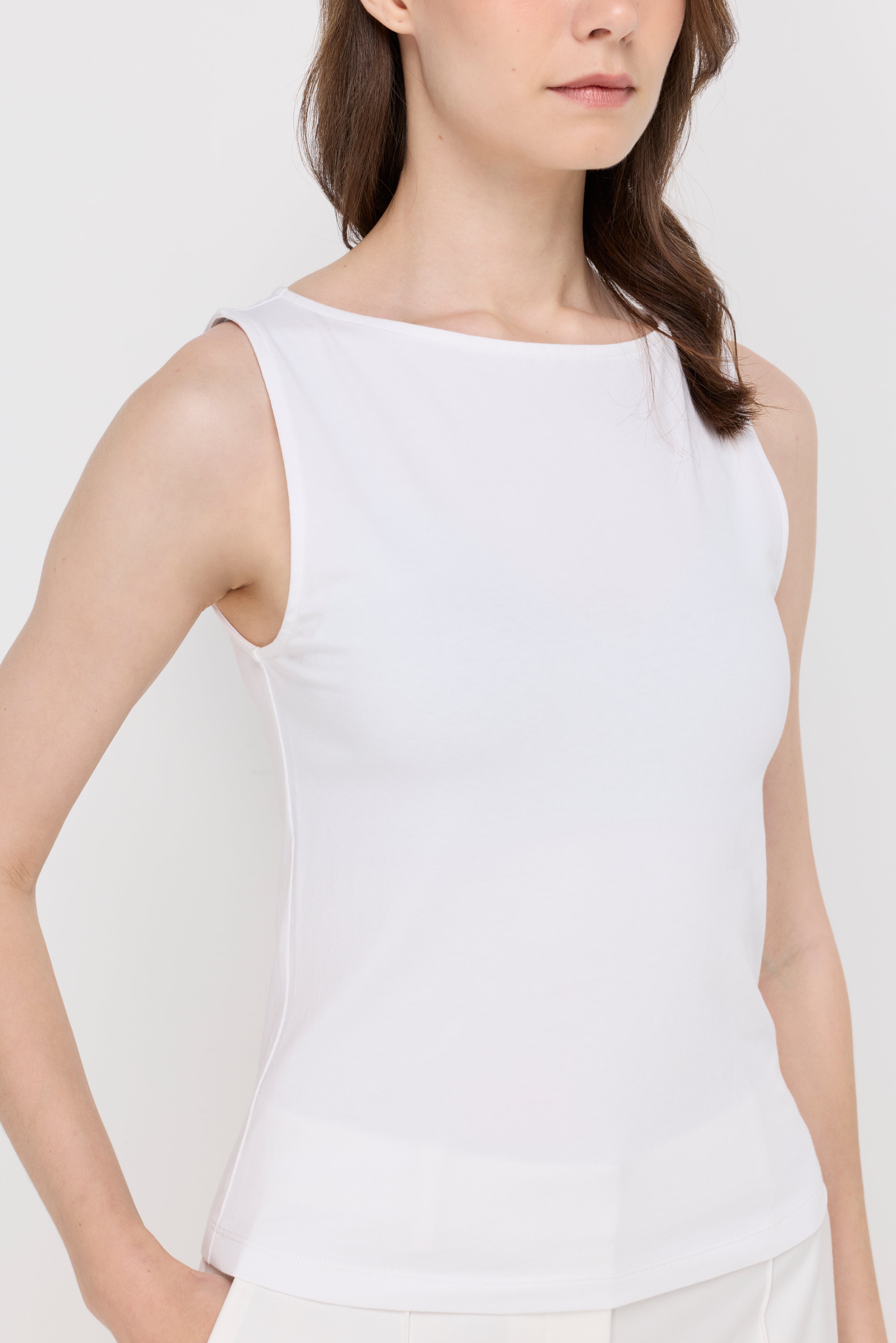 ESSENTIAL SLEEVELESS KNIT TOP