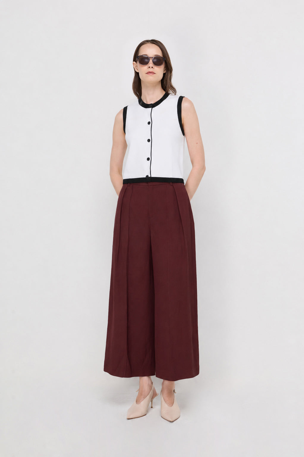 CONTRAST TRIM BUTTON-FRONT KNIT VEST