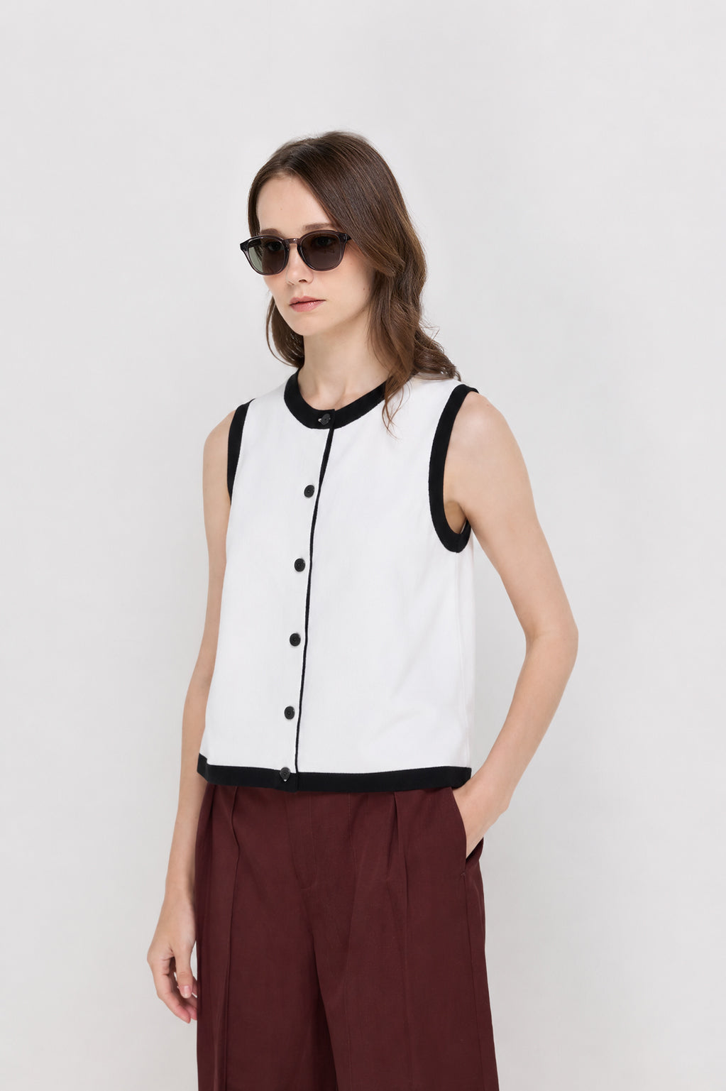 CONTRAST TRIM BUTTON-FRONT KNIT VEST