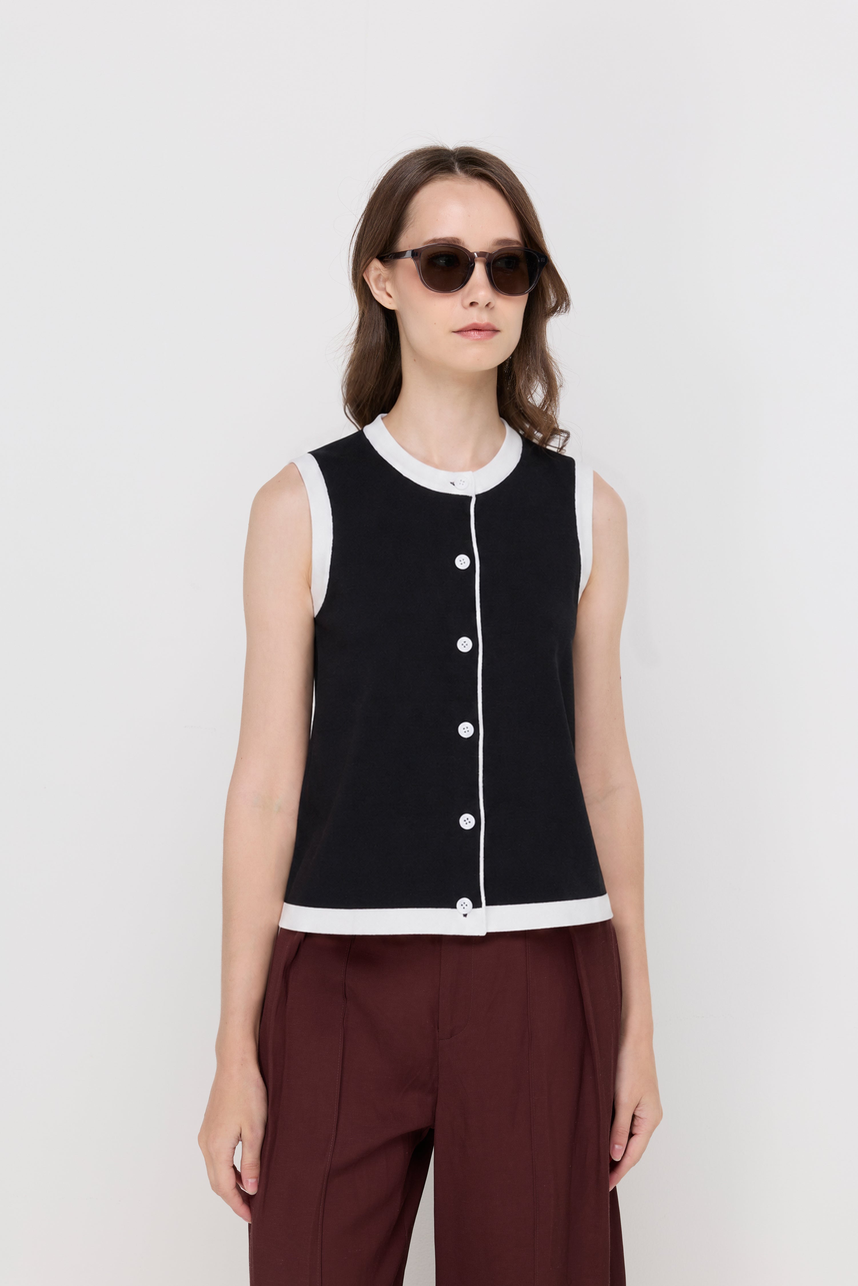 CONTRAST TRIM BUTTON-FRONT KNIT VEST