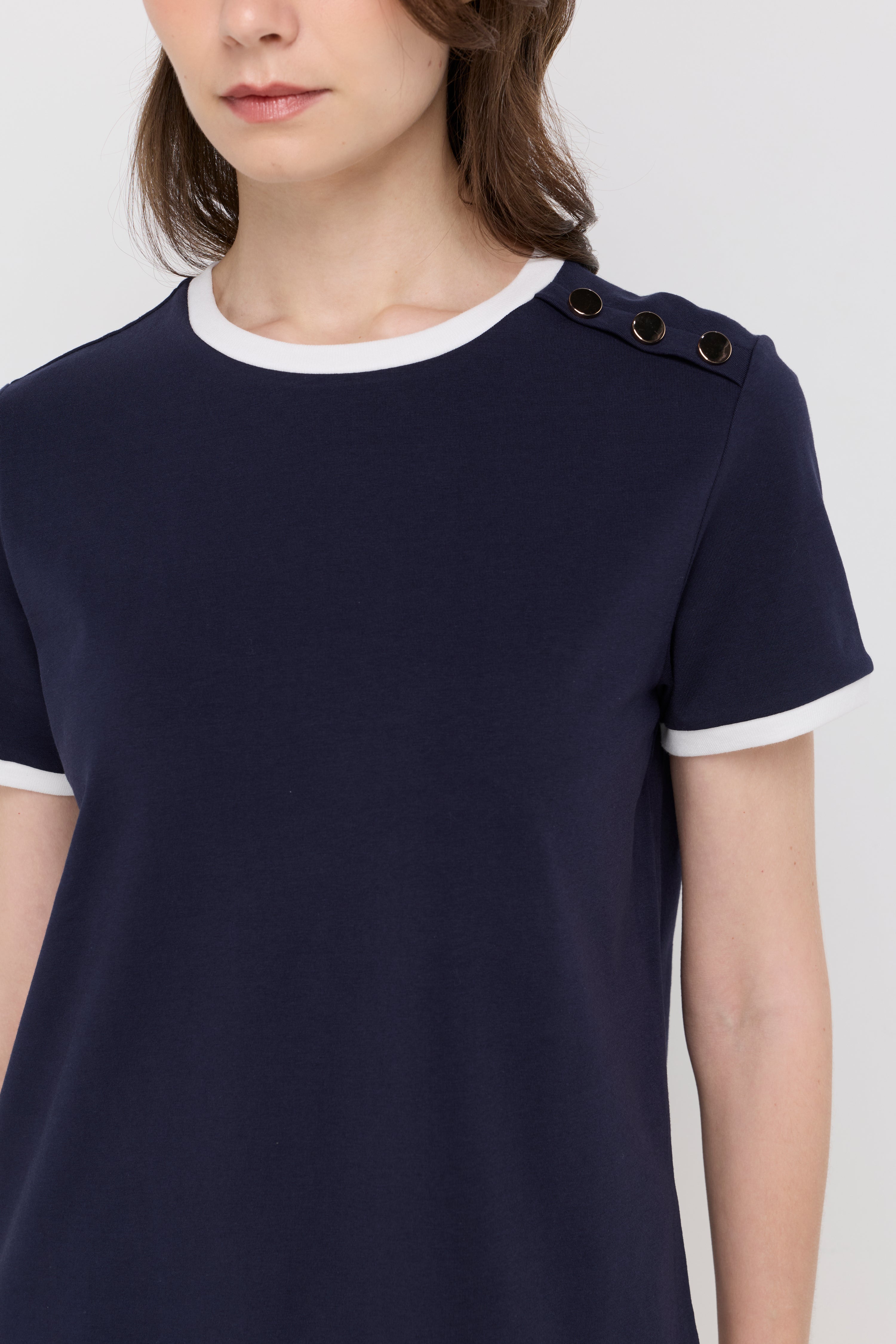 CONTRAST TRIM BUTTON-SHOULDER T-SHIRT