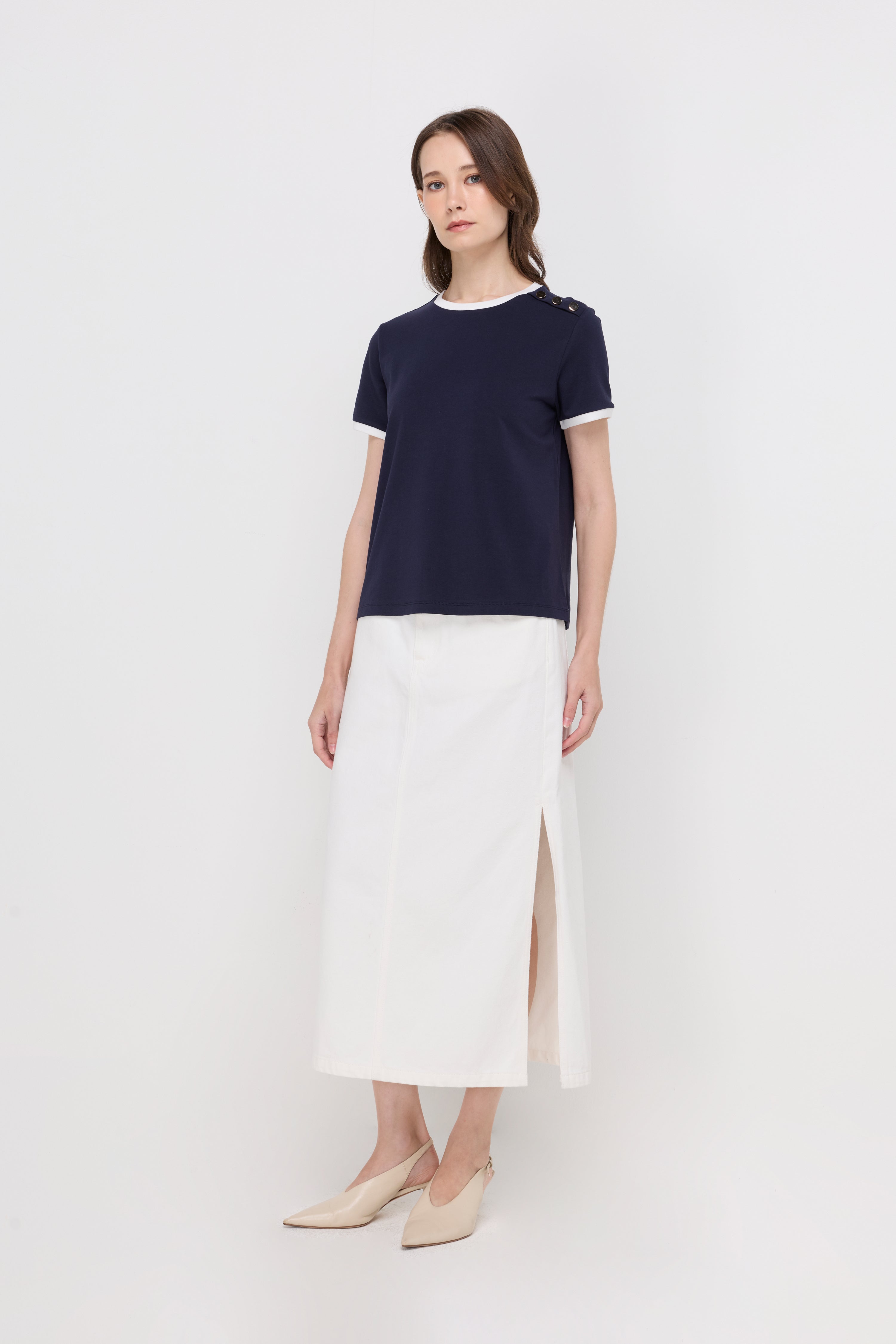 CONTRAST TRIM BUTTON-SHOULDER T-SHIRT