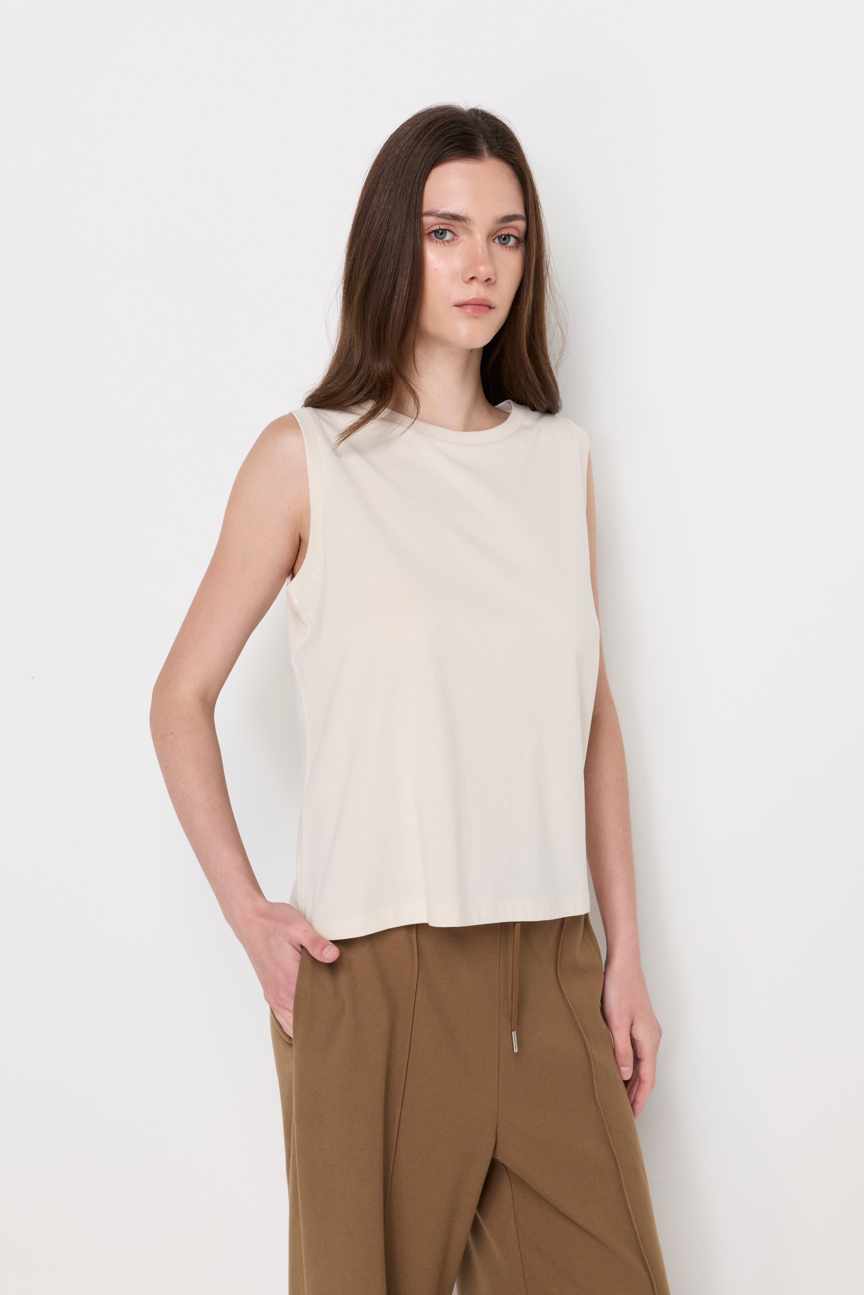 ESSENTIAL SLEEVELESS KNIT TOP