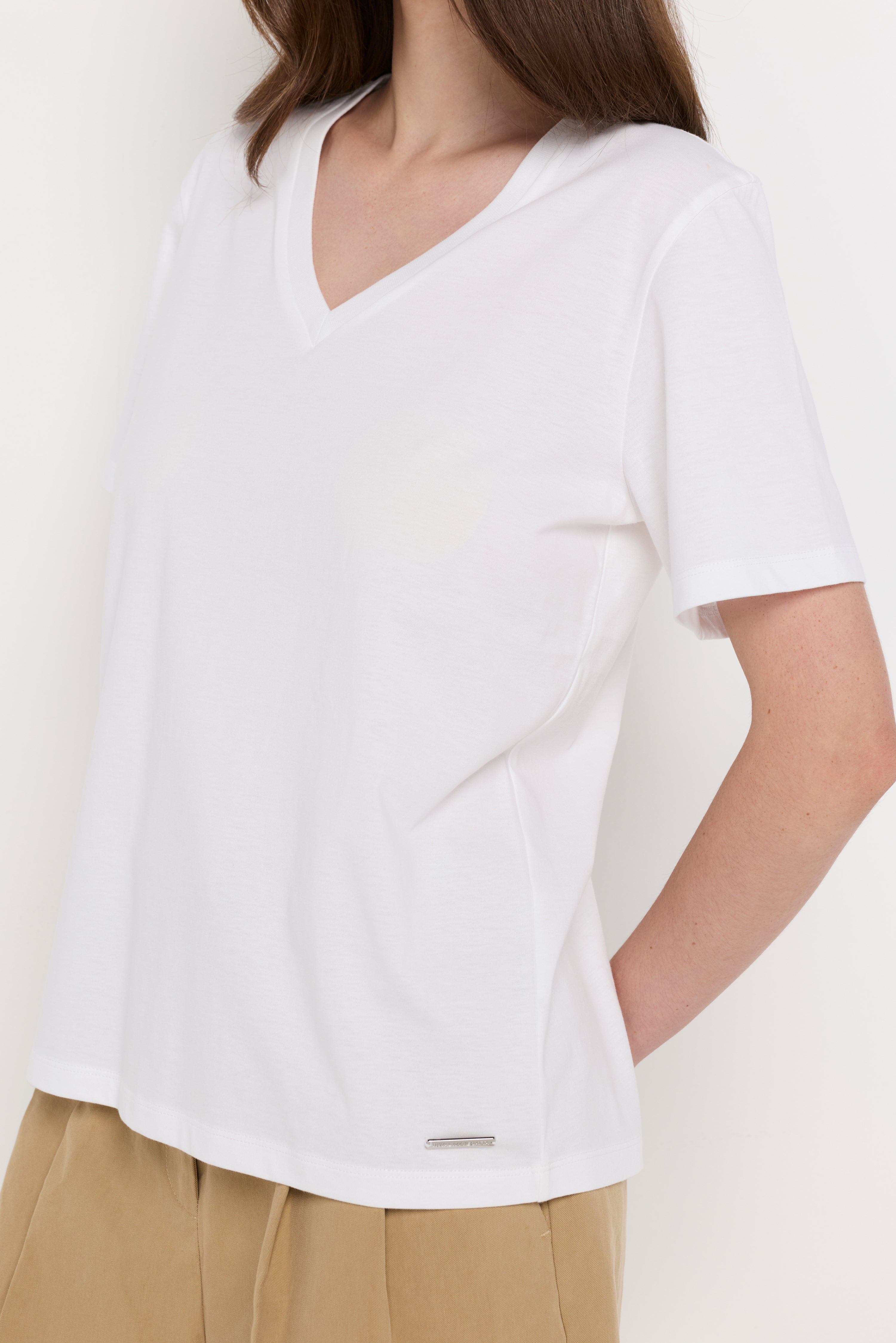 ESSENTIAL V-NECK KNIT TOP