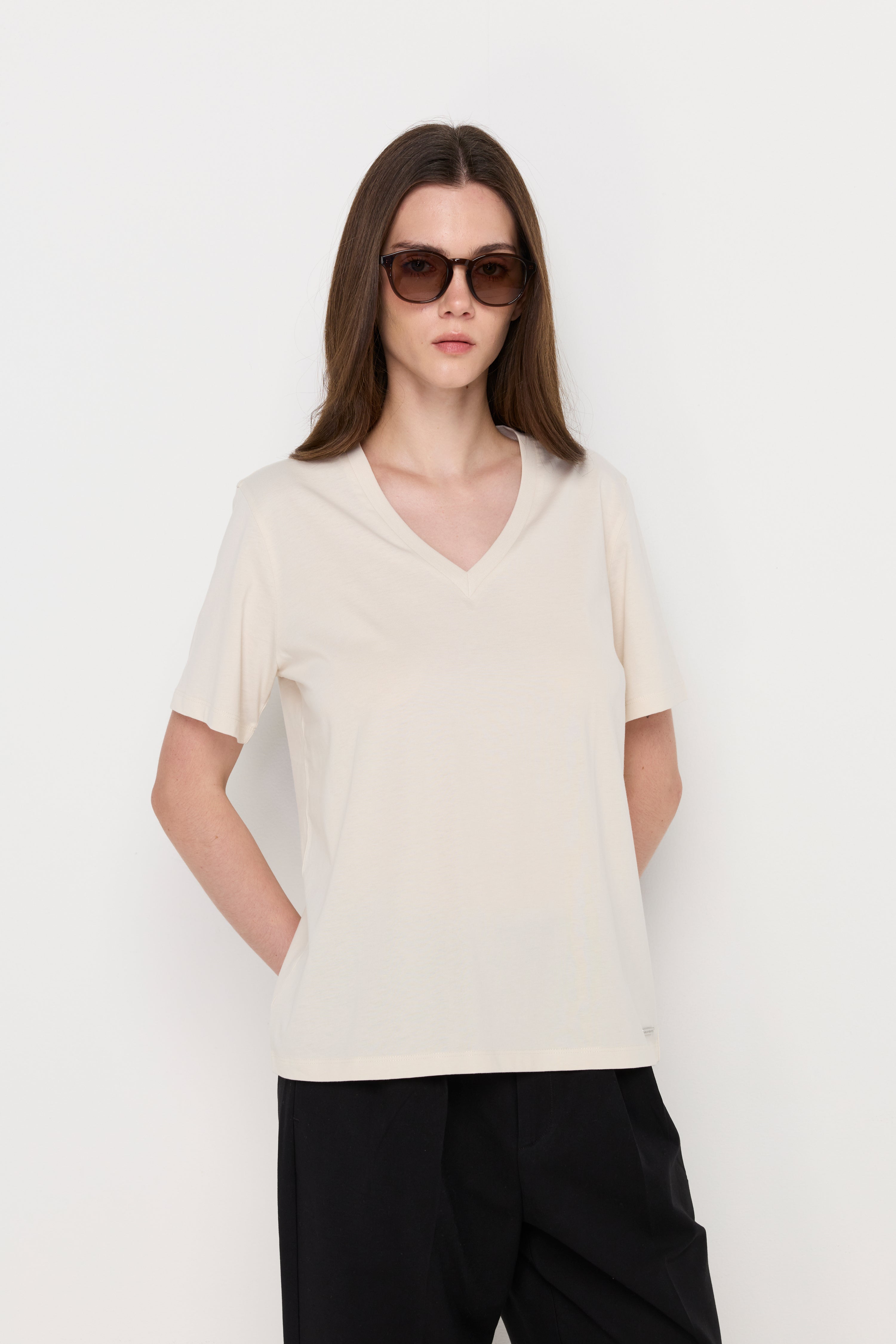 ESSENTIAL V-NECK KNIT TOP