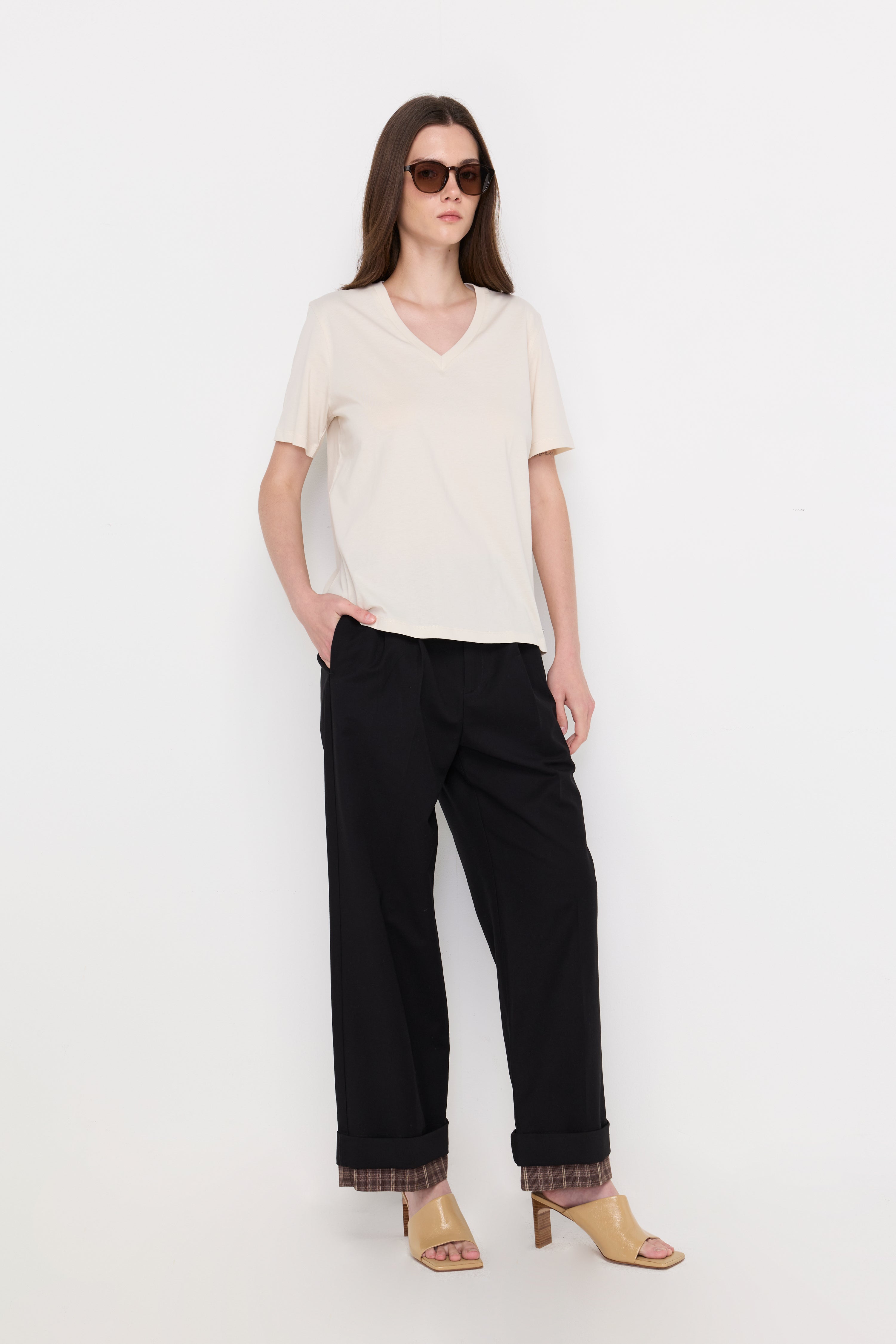 ESSENTIAL V-NECK KNIT TOP