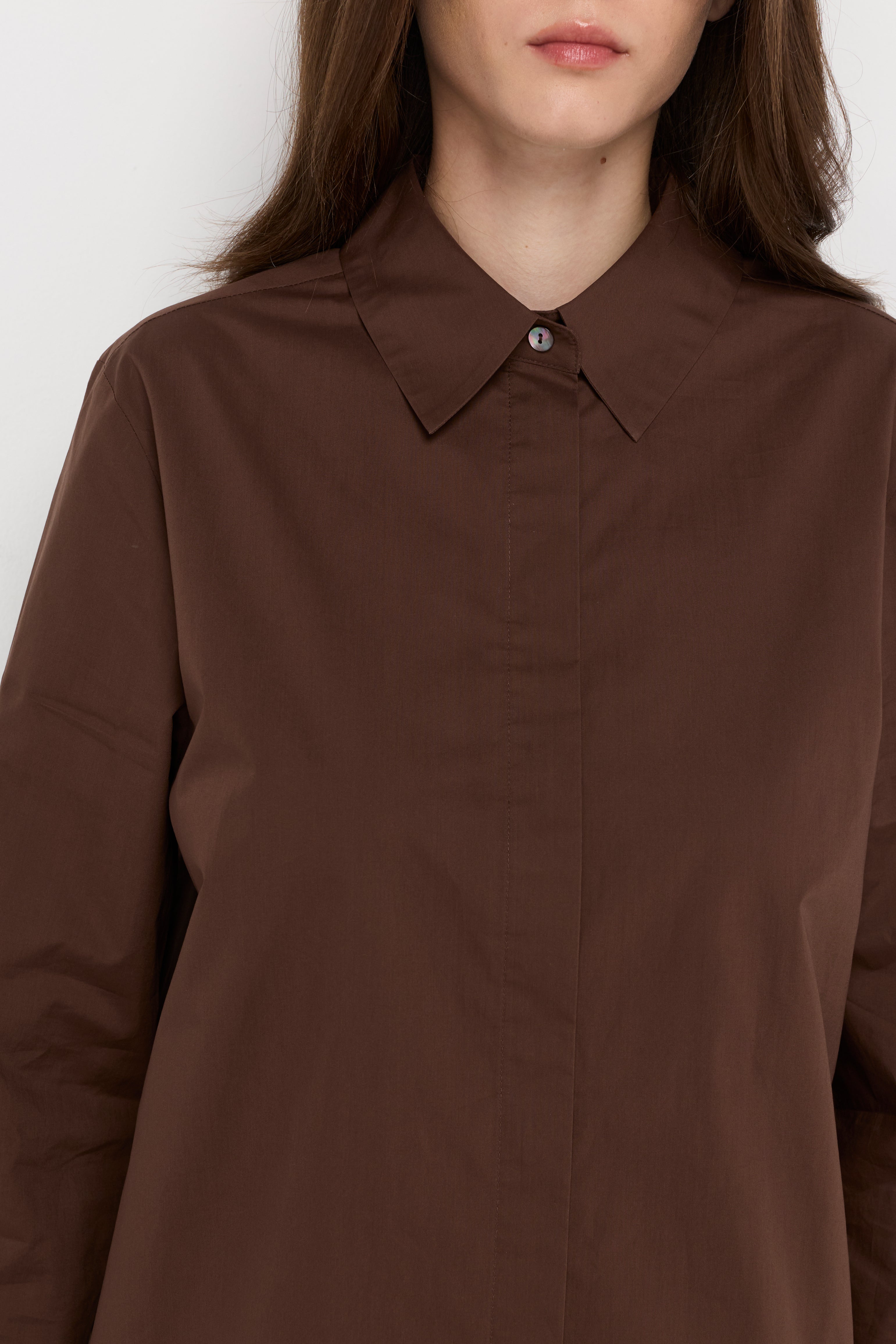 MINIMALIST POINTED-COLLAR BLOUSE