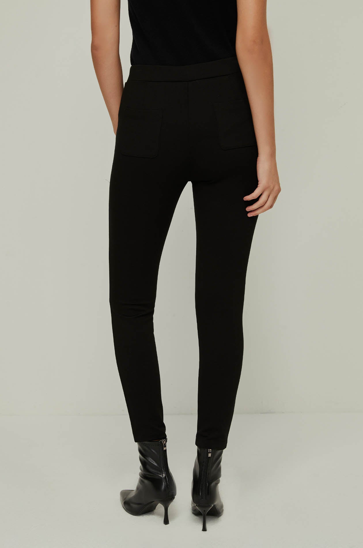 HIGH-WAISTED LEGGINGS
