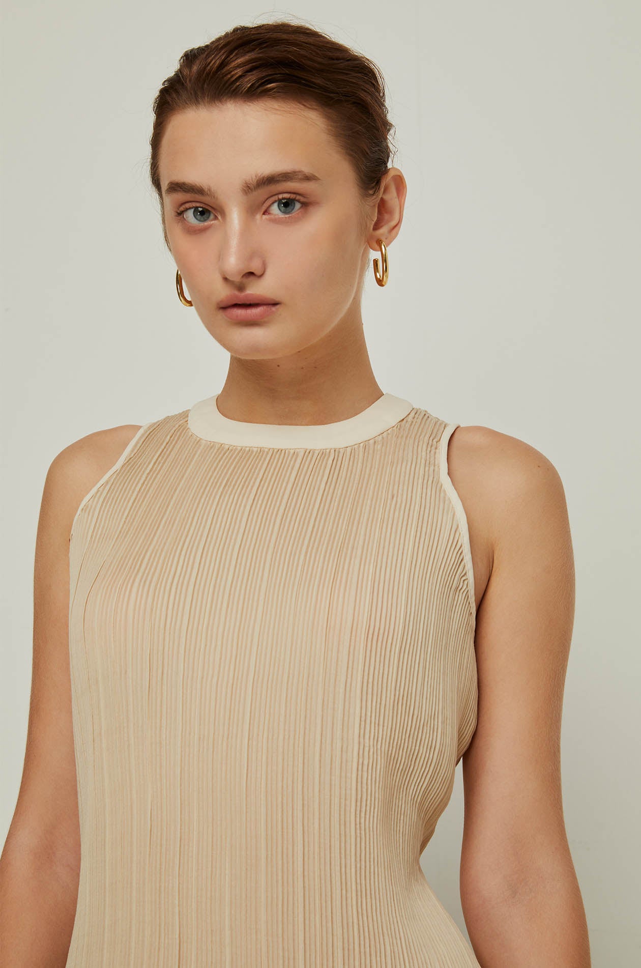SLEEVELESS PLEATED BLOUSE