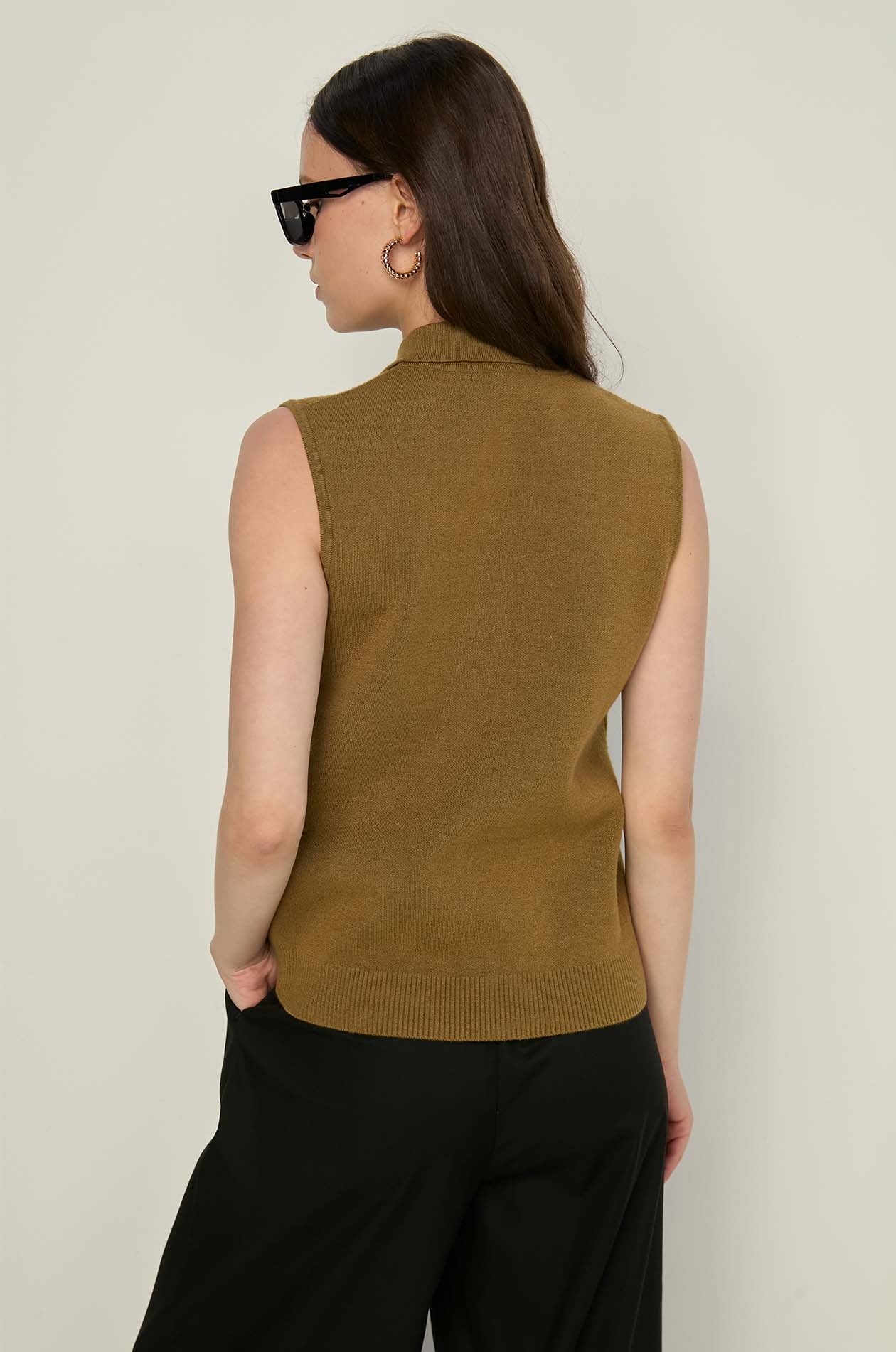 SLEEVELESS BUTTON-UP TOP